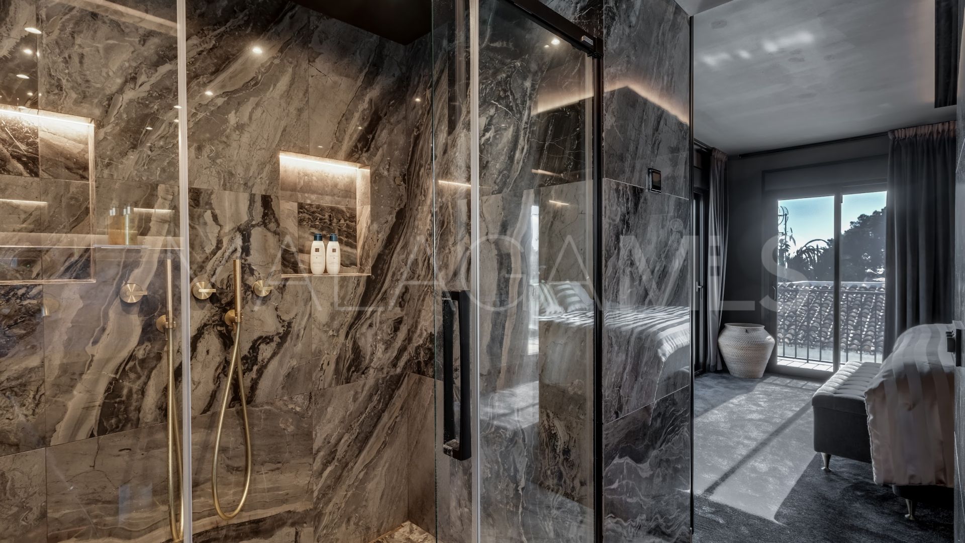 Villa for sale in Nueva Andalucia