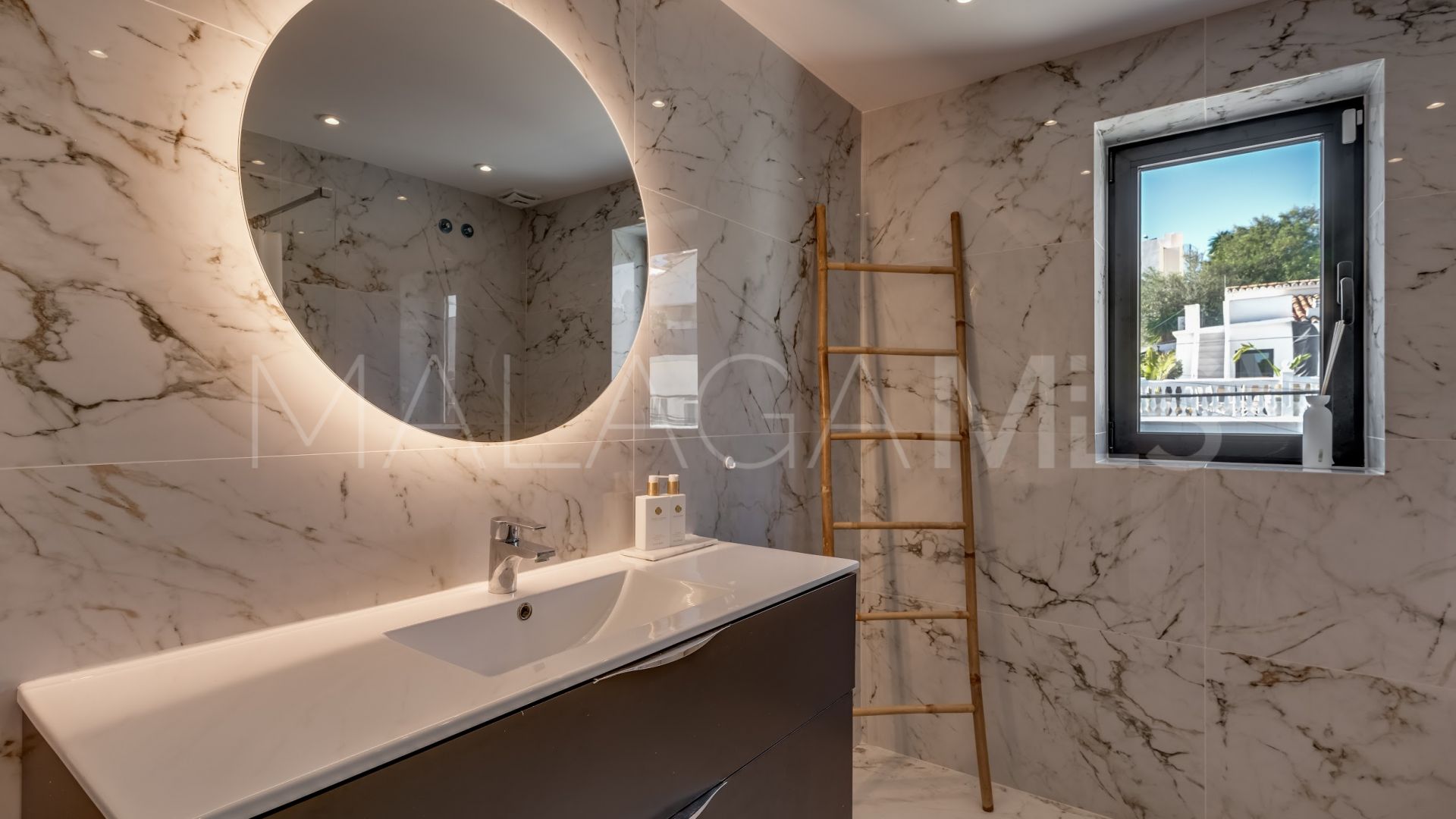 Villa for sale in Nueva Andalucia