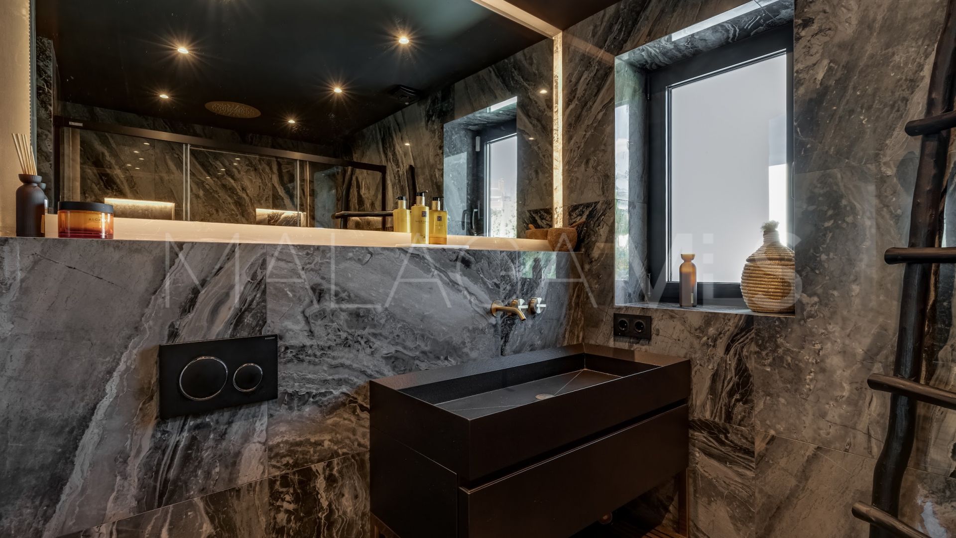 Villa for sale in Nueva Andalucia