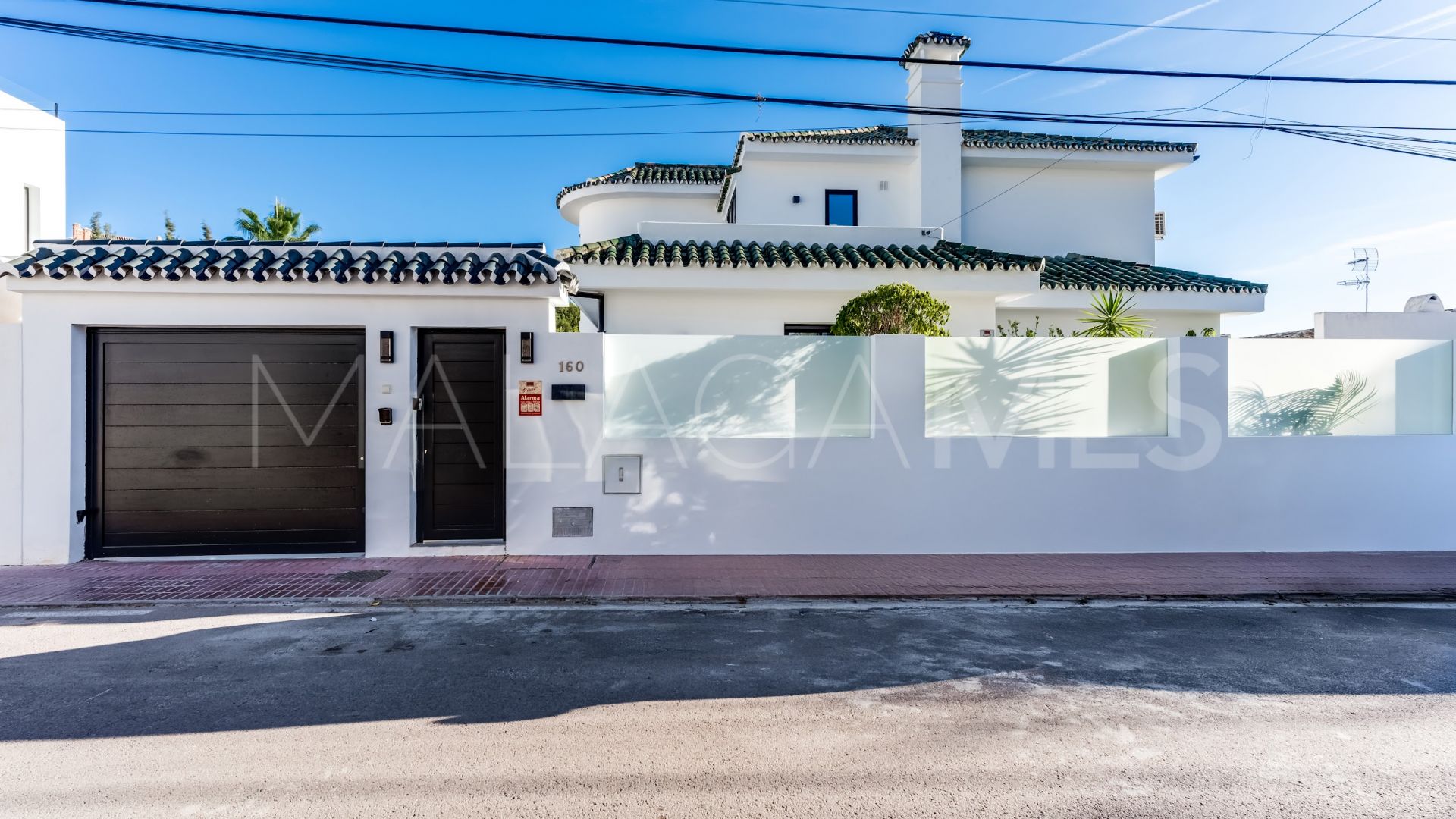 Villa for sale in Nueva Andalucia