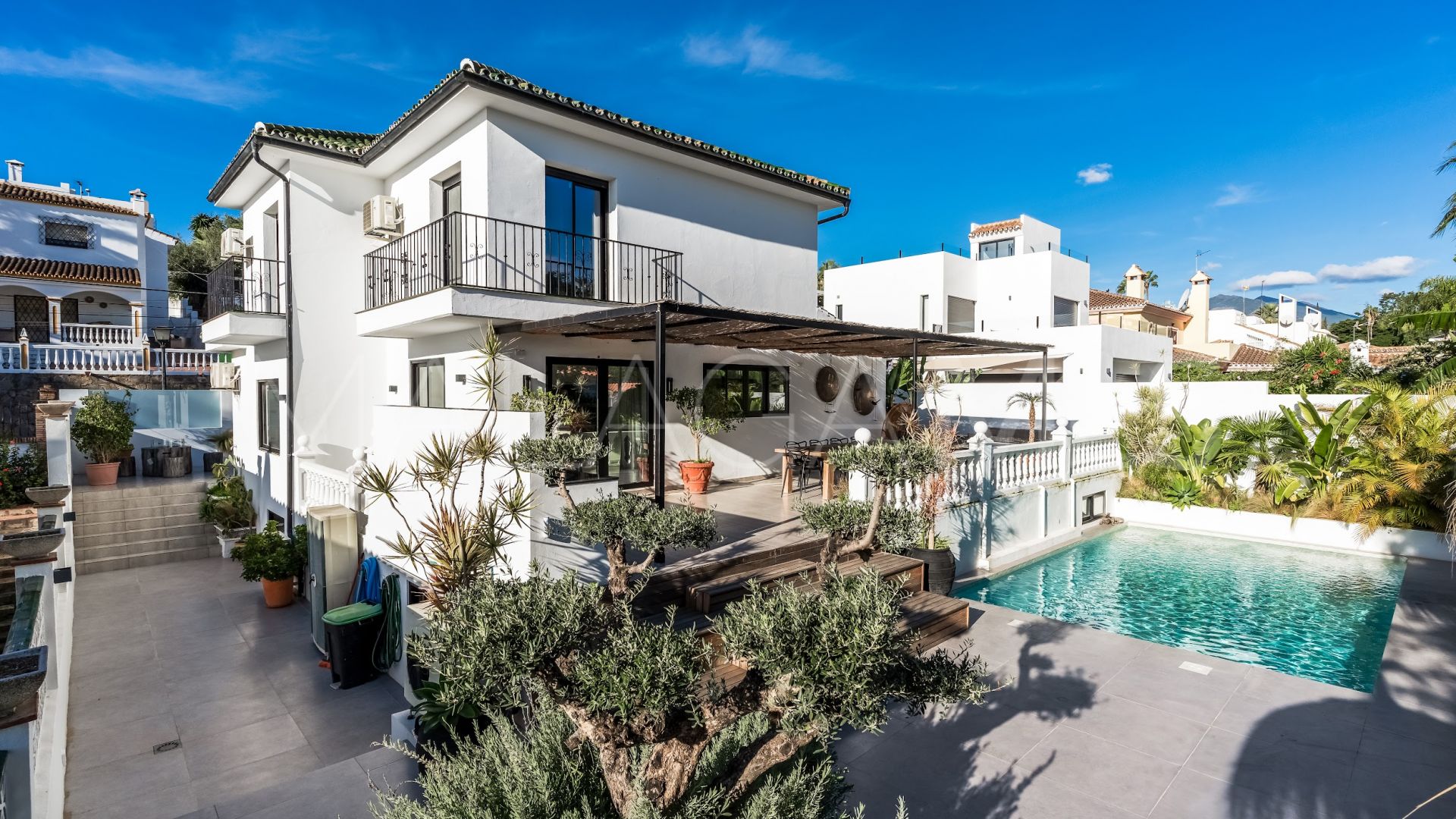 Villa for sale in Nueva Andalucia