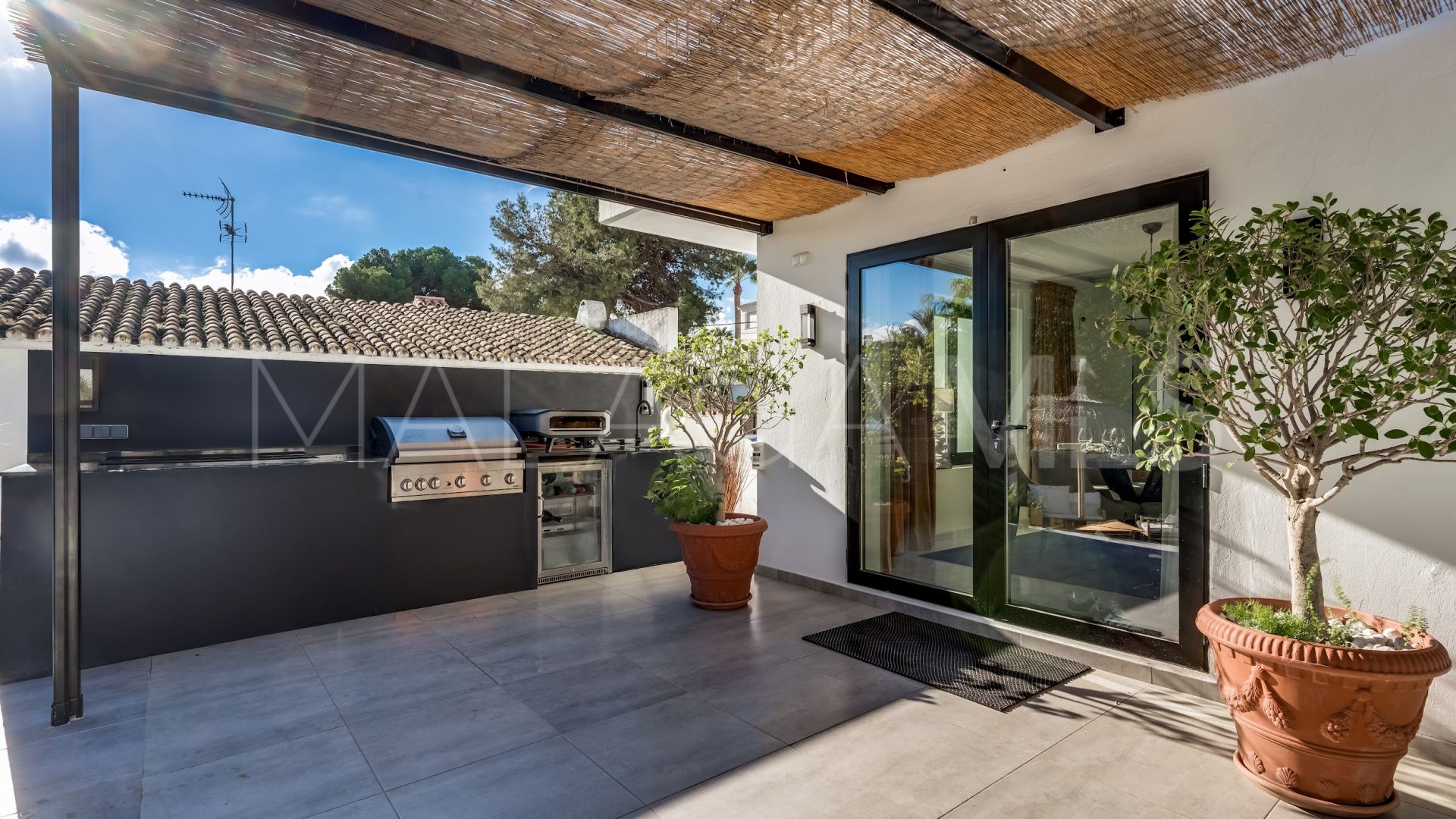 Villa for sale in Nueva Andalucia