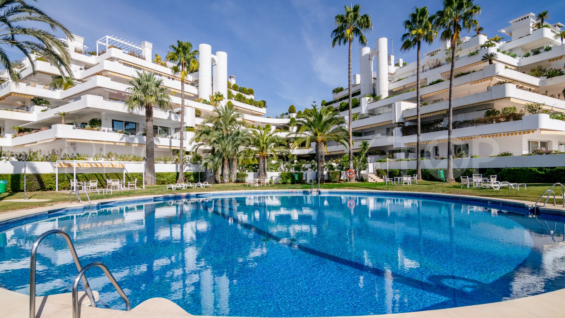 Apartamento en venta de 3 dormitorios en Las Lomas de Marbella