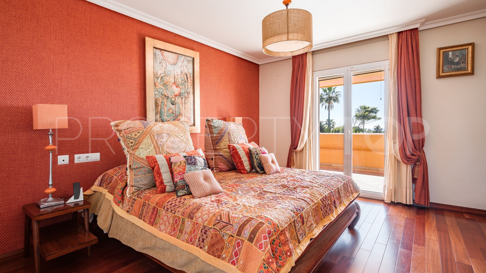 8 bedrooms villa in New Golden Mile for sale