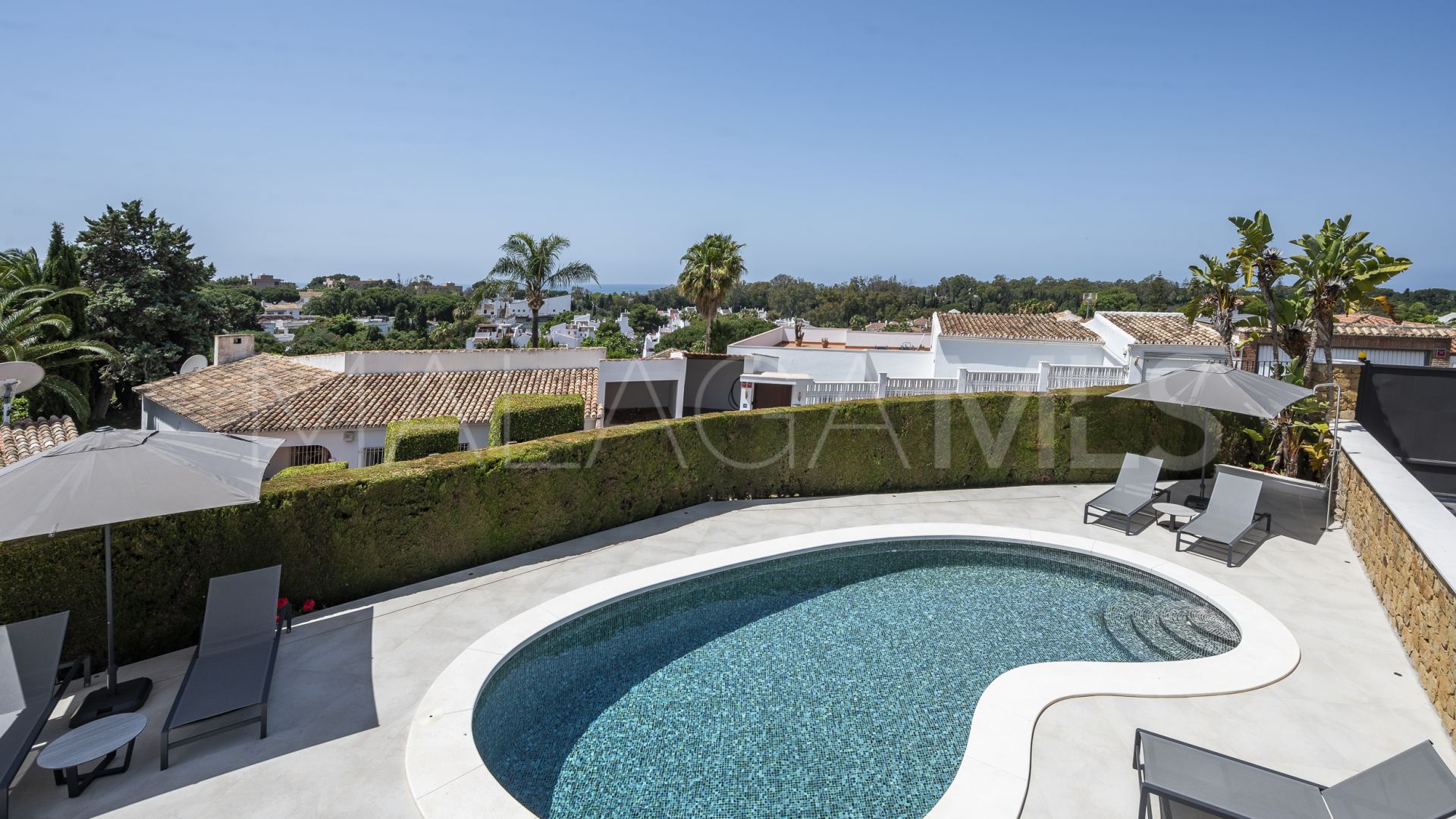 Villa for sale in Elviria