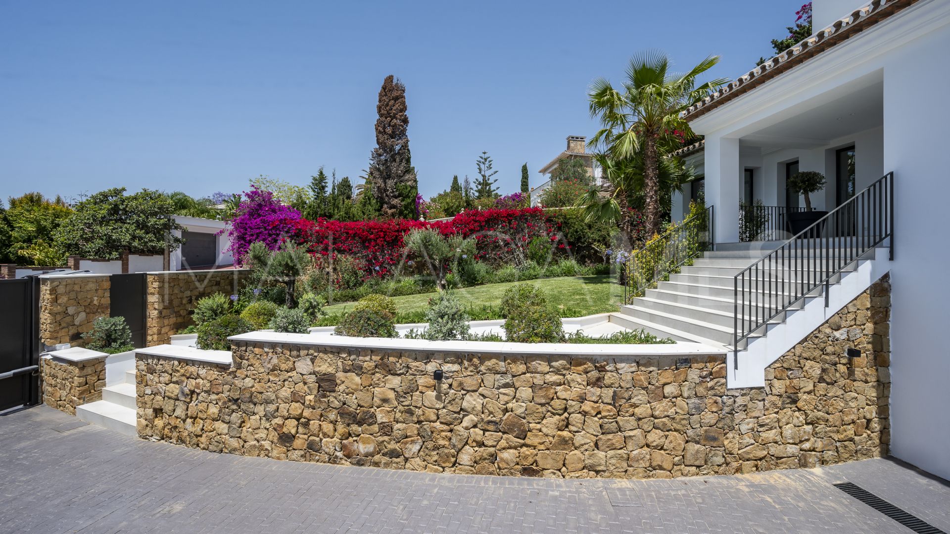 Villa for sale in Elviria