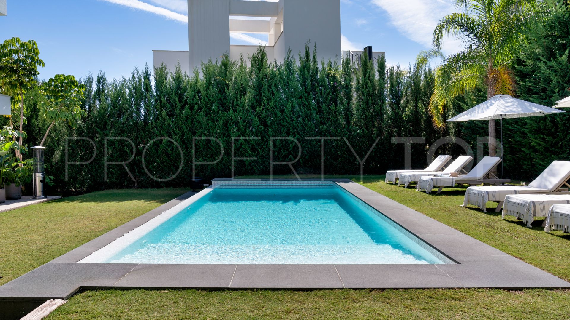 Buy villa in Marbella - Puerto Banus