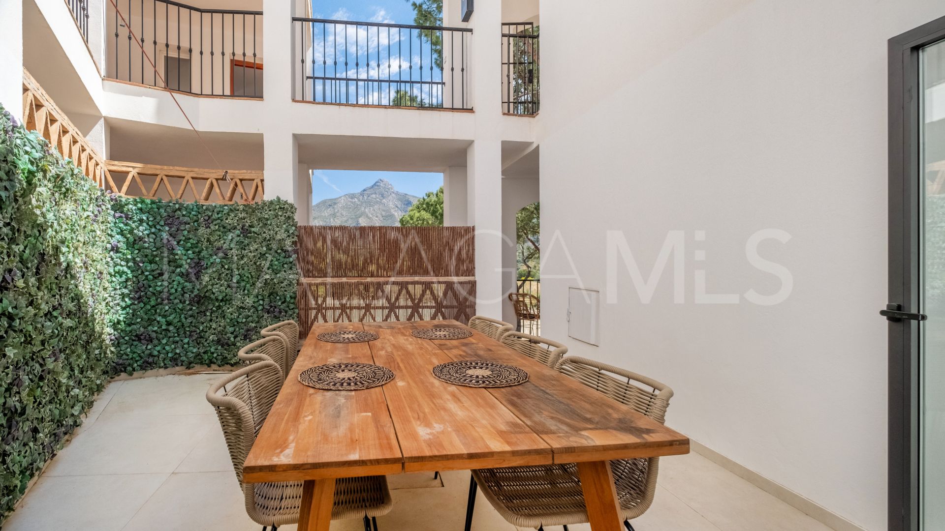 Duplex planta baja for sale in Los Pinos de Aloha de 4 bedrooms