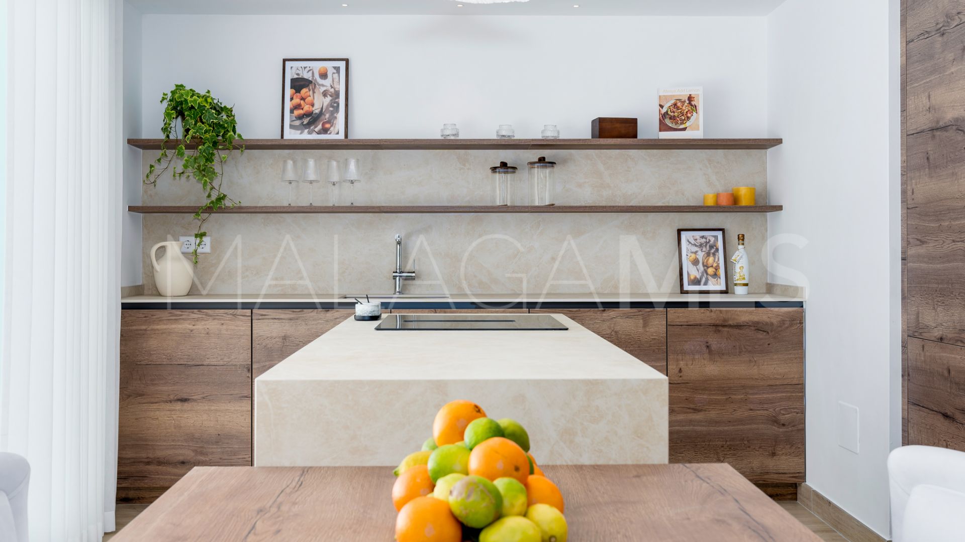 Buy villa de 4 bedrooms in Nueva Andalucia