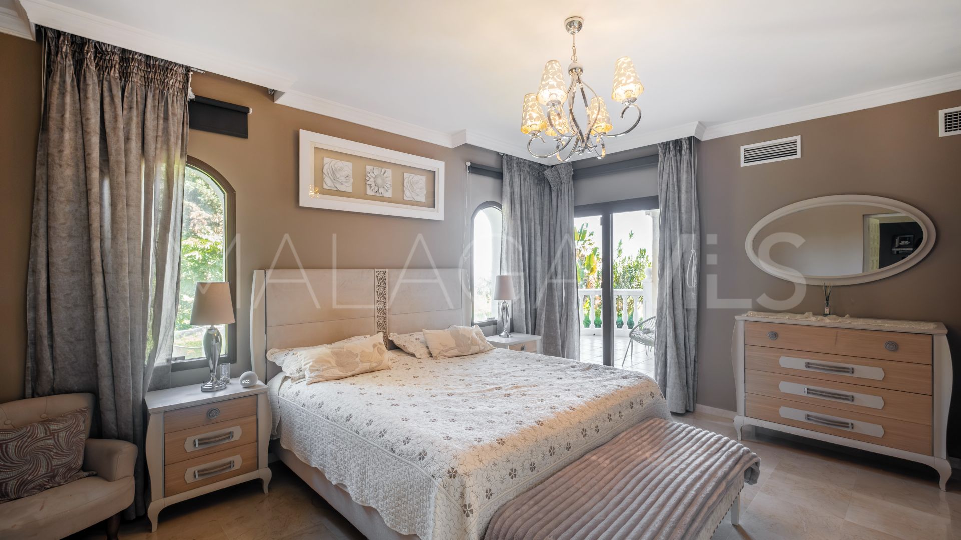 6 bedrooms El Paraiso villa for sale