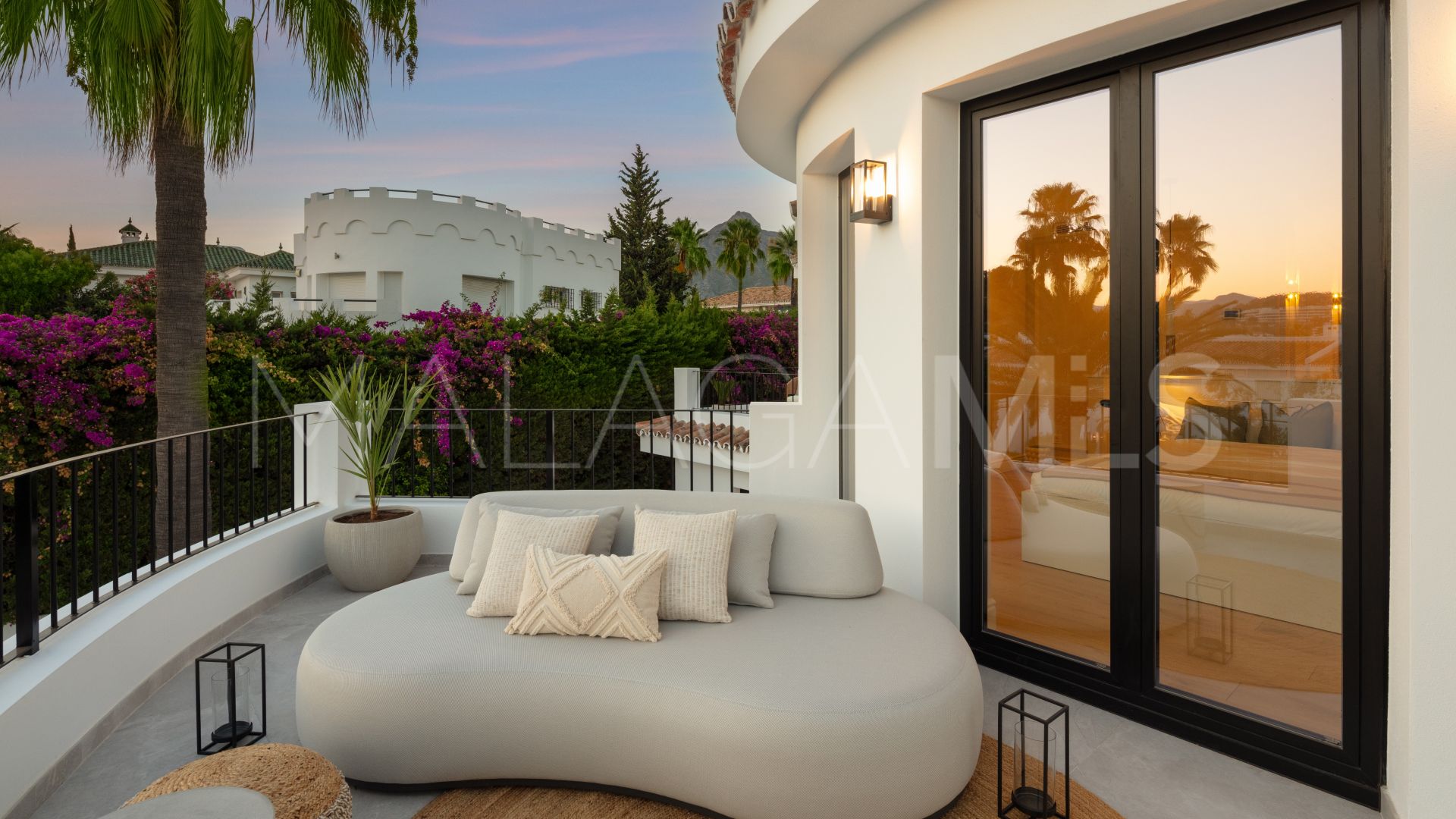 Buy villa with 5 bedrooms in Nueva Andalucia