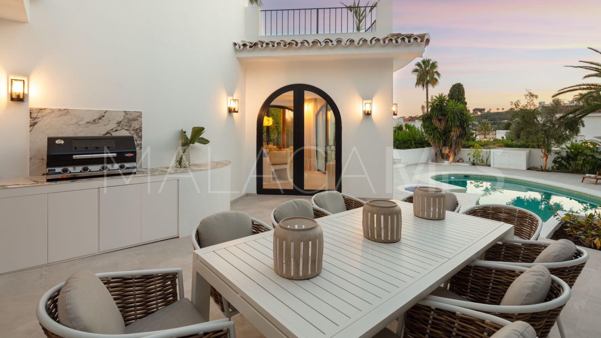 Buy villa with 5 bedrooms in Nueva Andalucia