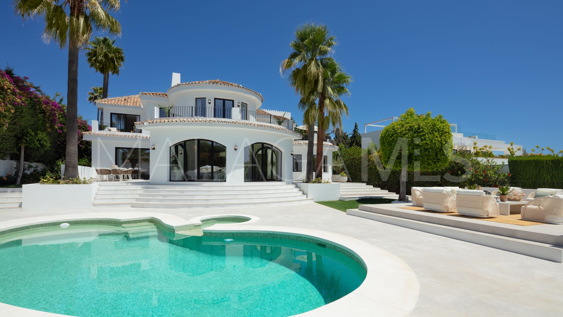 Buy villa with 5 bedrooms in Nueva Andalucia