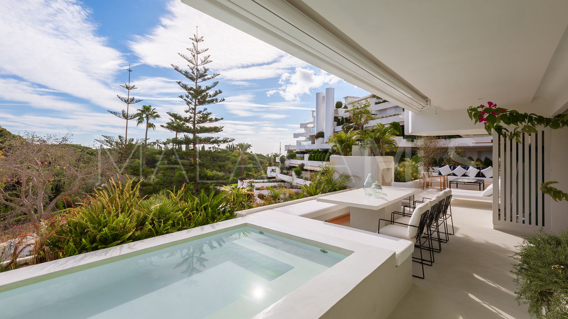 Lägenhet for sale in Las Lomas del Marbella Club