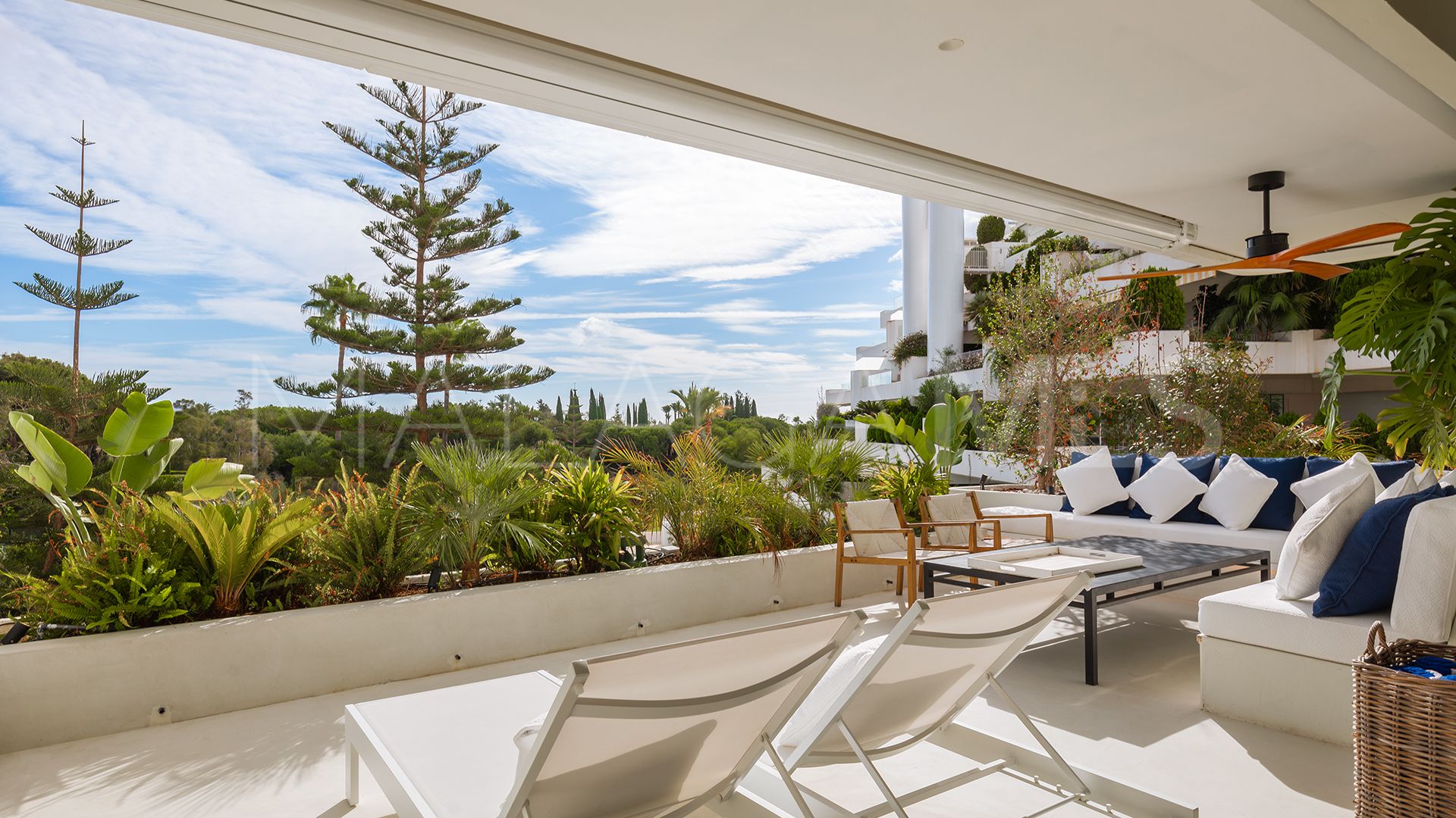 Lägenhet for sale in Las Lomas del Marbella Club
