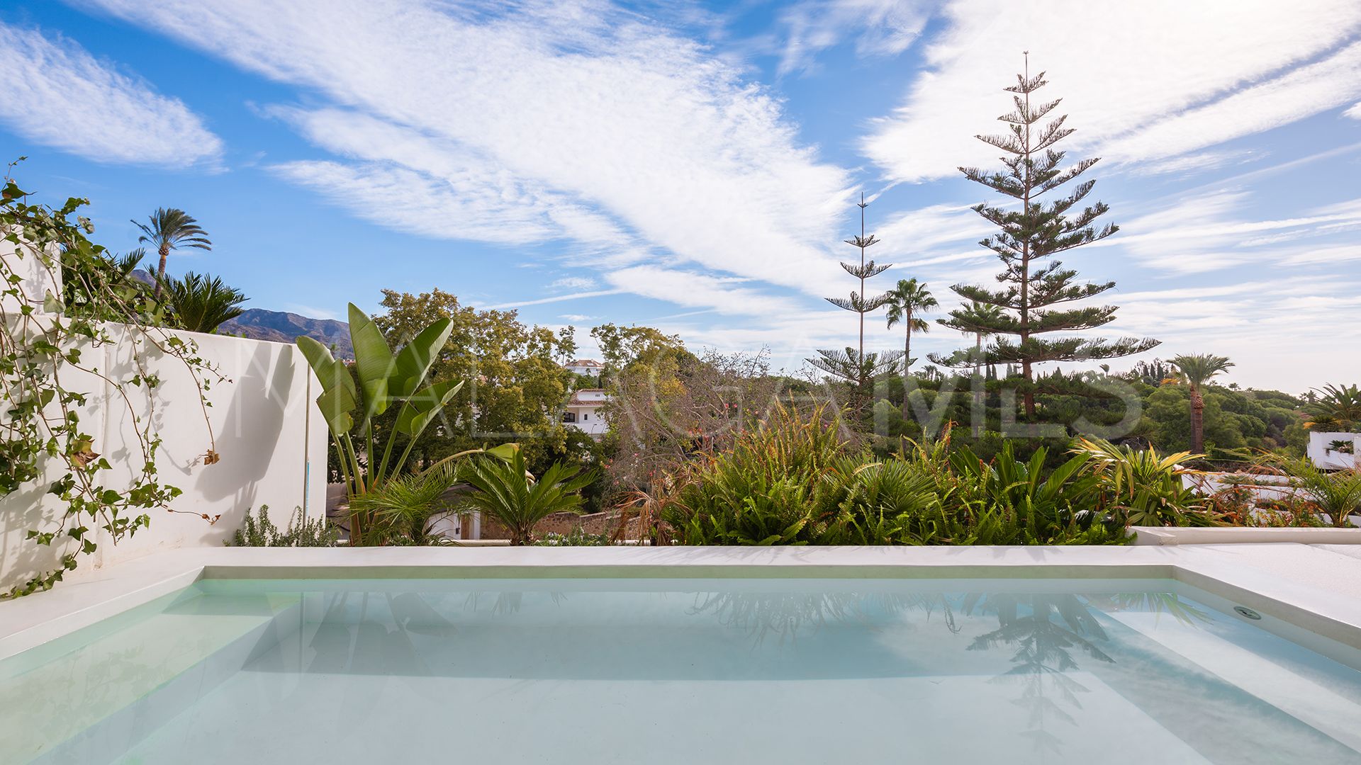 Lägenhet for sale in Las Lomas del Marbella Club