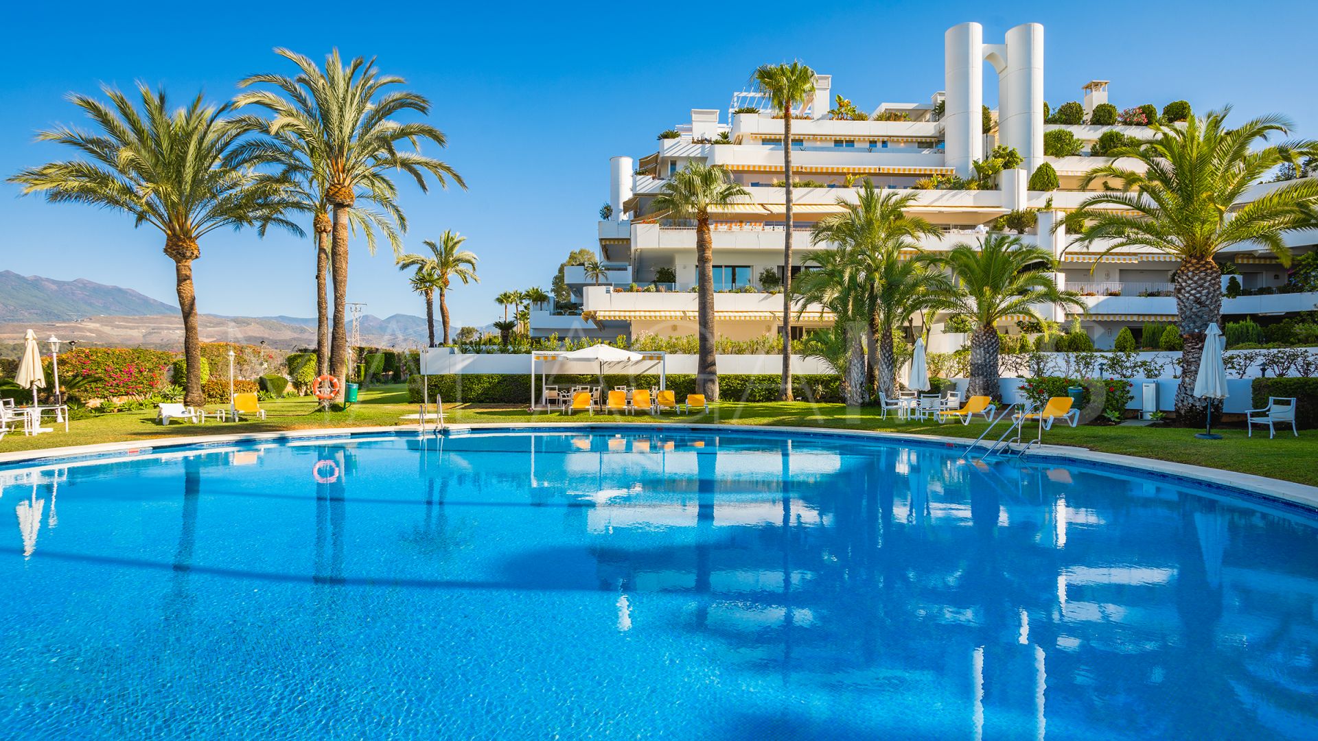 Lägenhet for sale in Las Lomas del Marbella Club