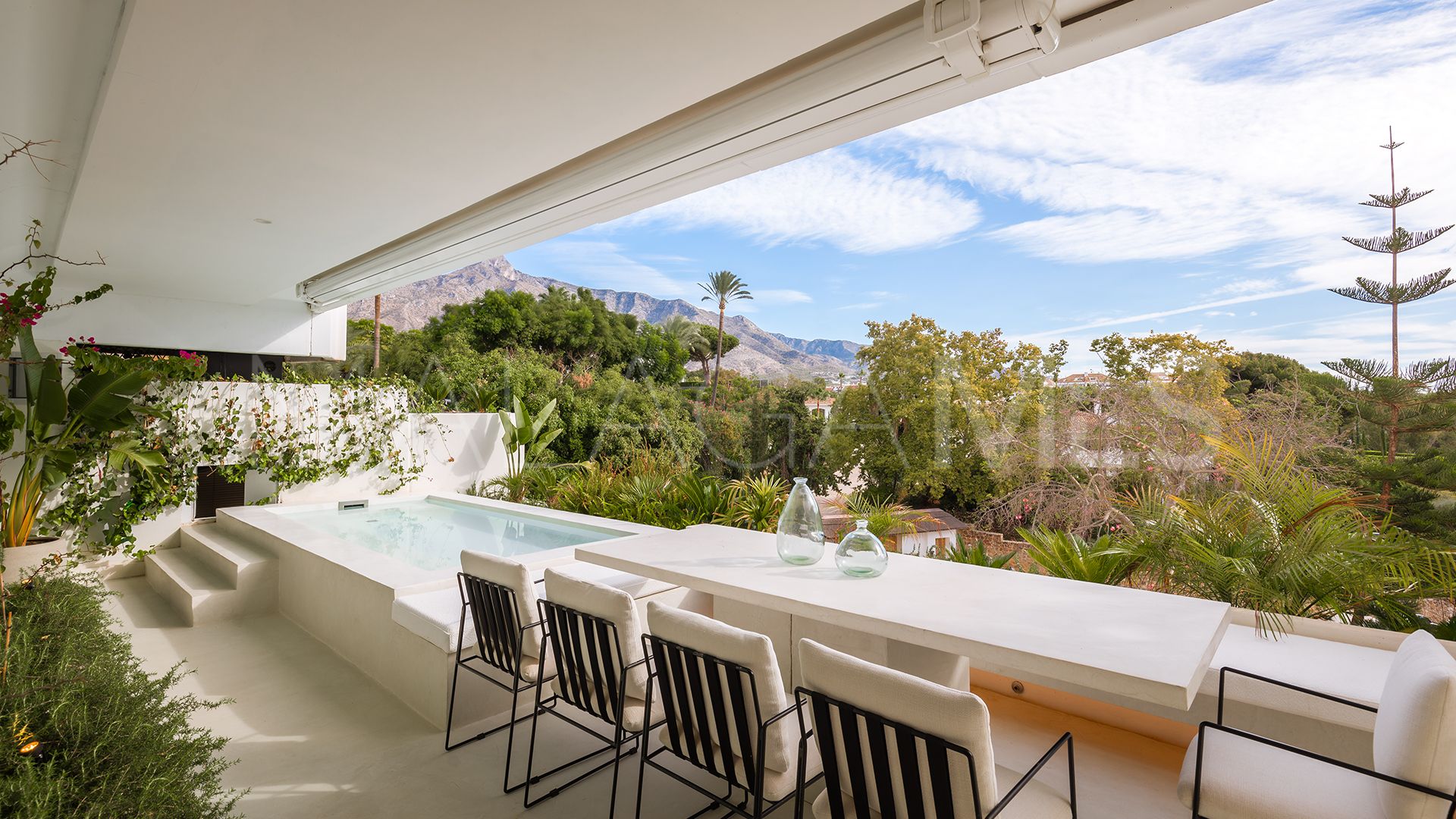 Lägenhet for sale in Las Lomas del Marbella Club
