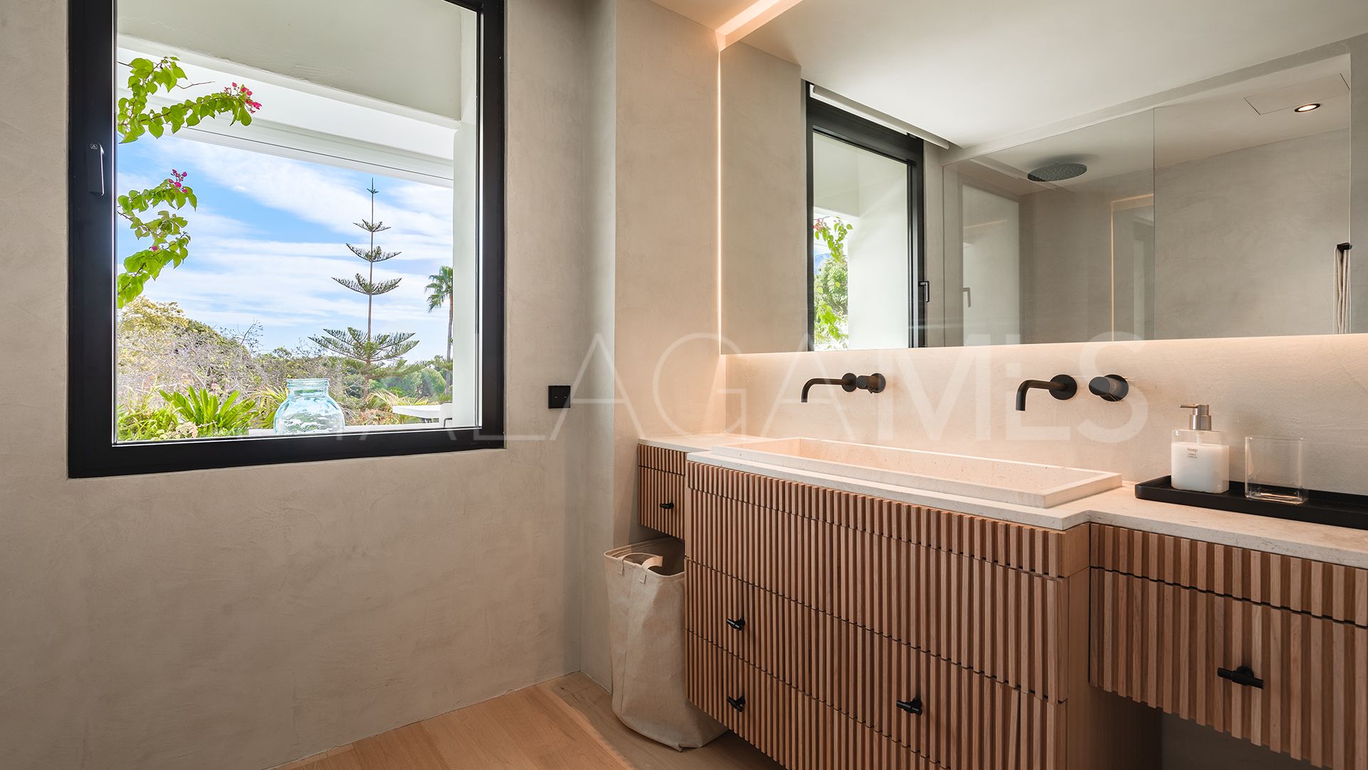 Lägenhet for sale in Las Lomas del Marbella Club
