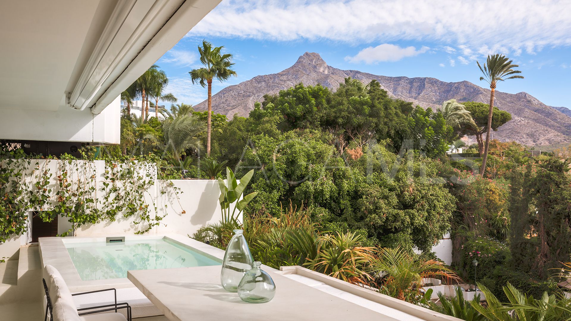 Lägenhet for sale in Las Lomas del Marbella Club