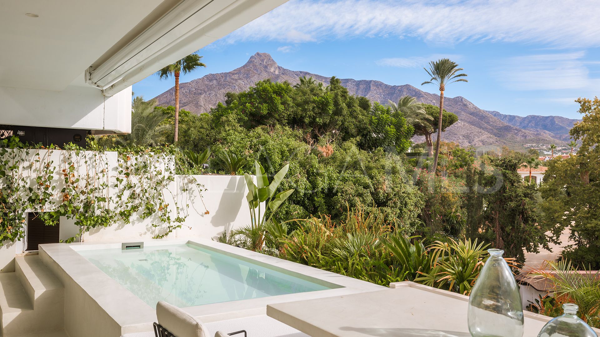 Lägenhet for sale in Las Lomas del Marbella Club