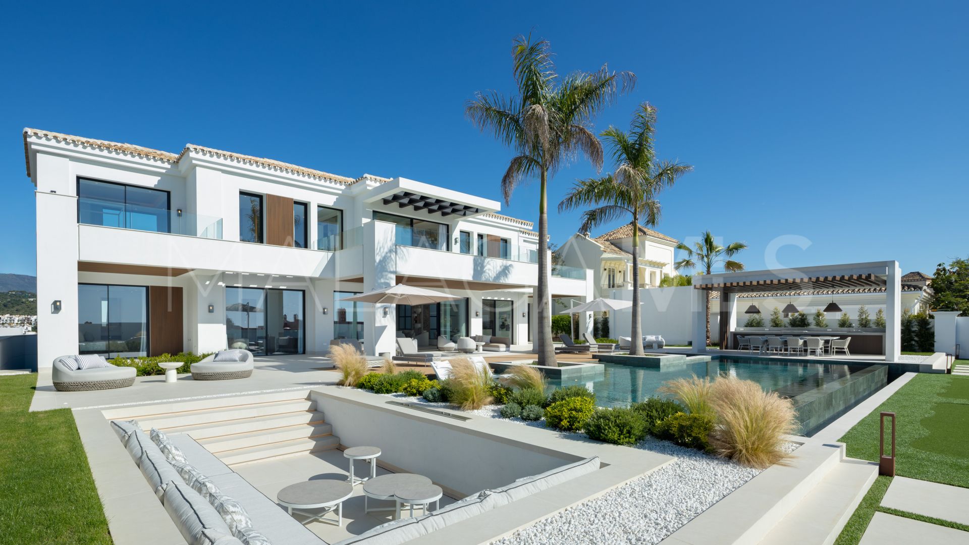 Villa for sale in Benahavis