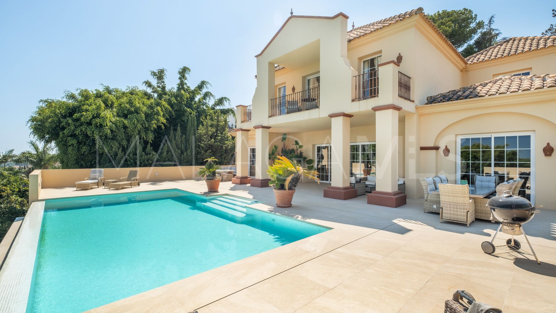 Villa for sale in Altos del Paraiso