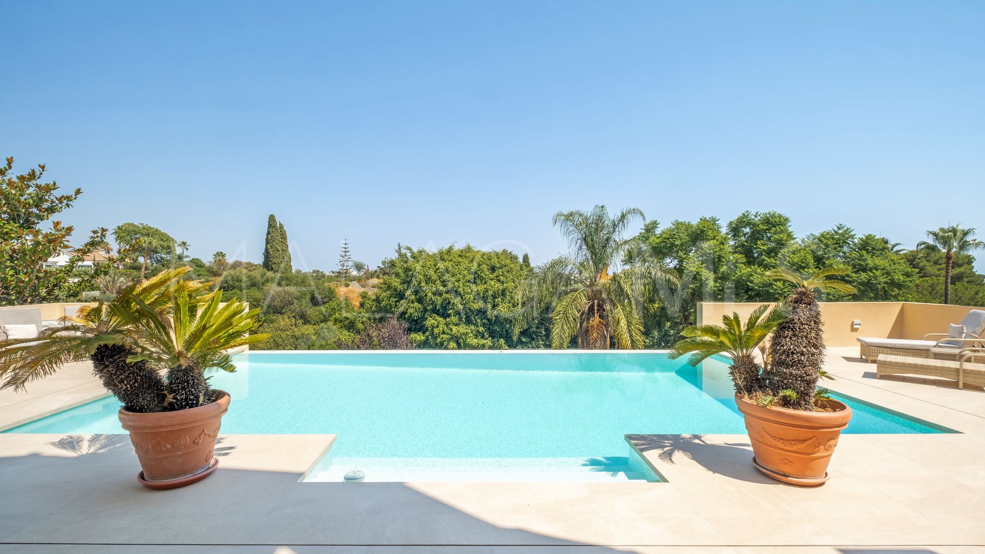 Villa for sale in Altos del Paraiso