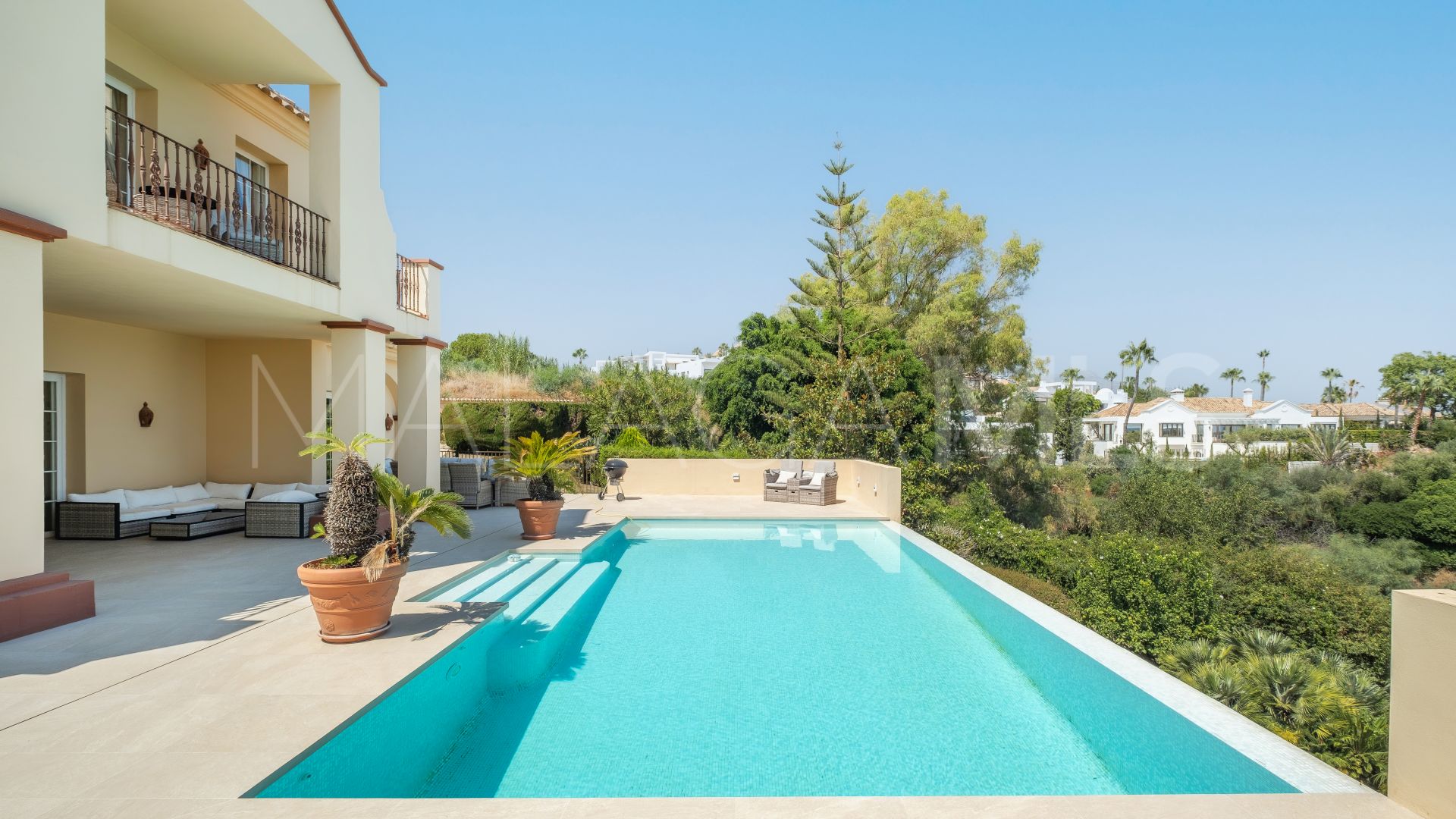 Villa for sale in Altos del Paraiso