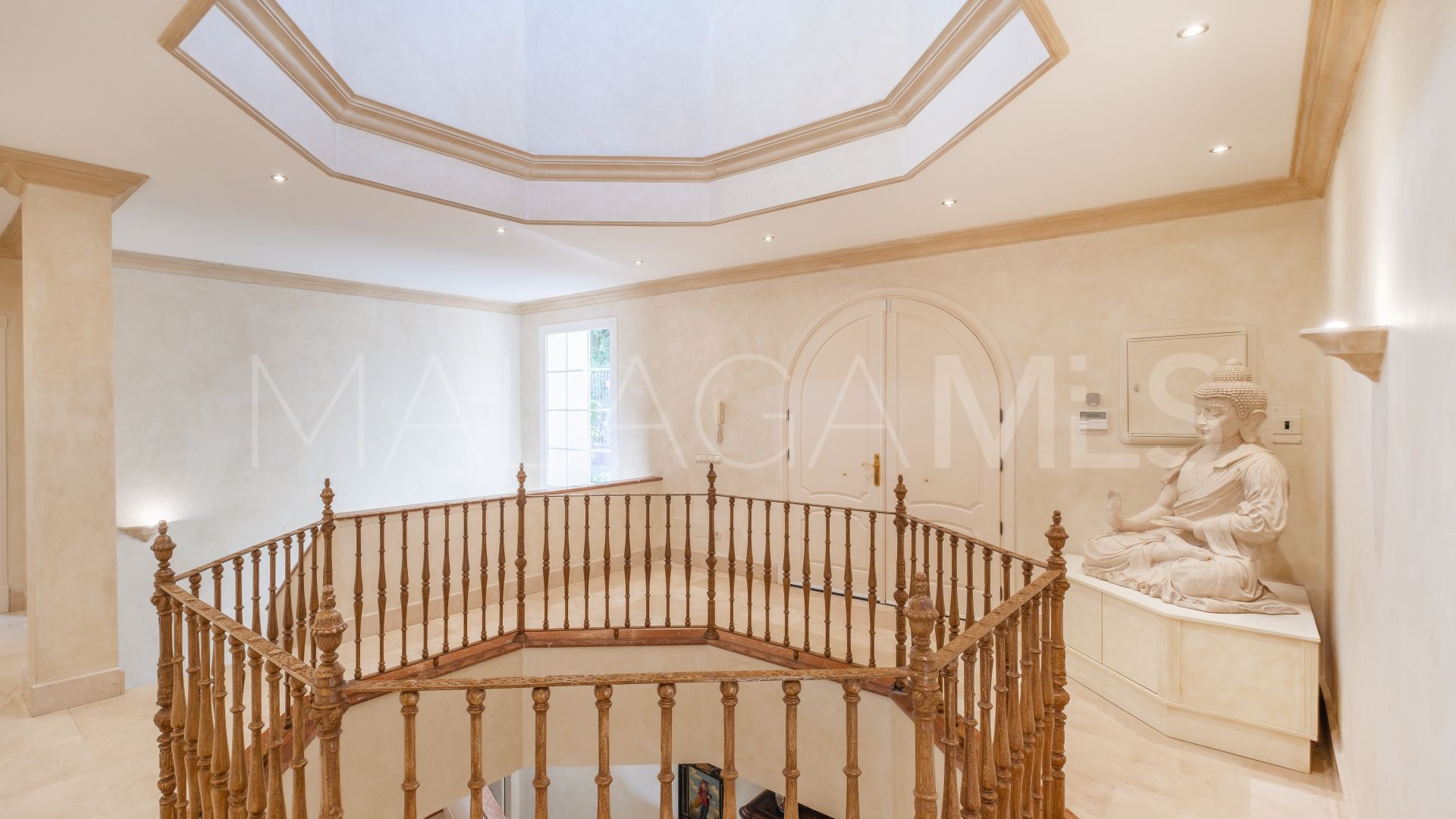 Villa for sale in Altos del Paraiso