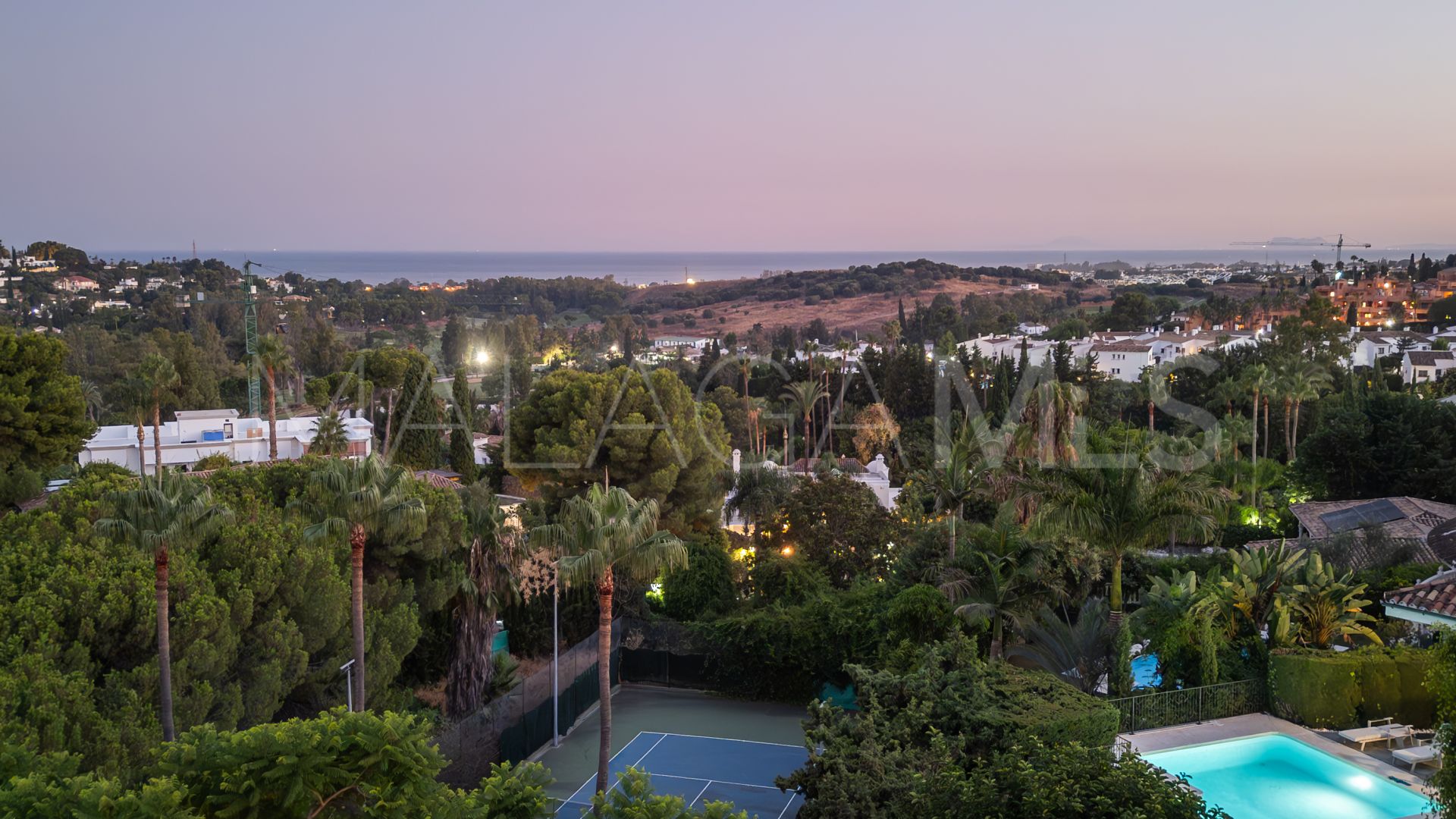 Villa for sale in Altos del Paraiso