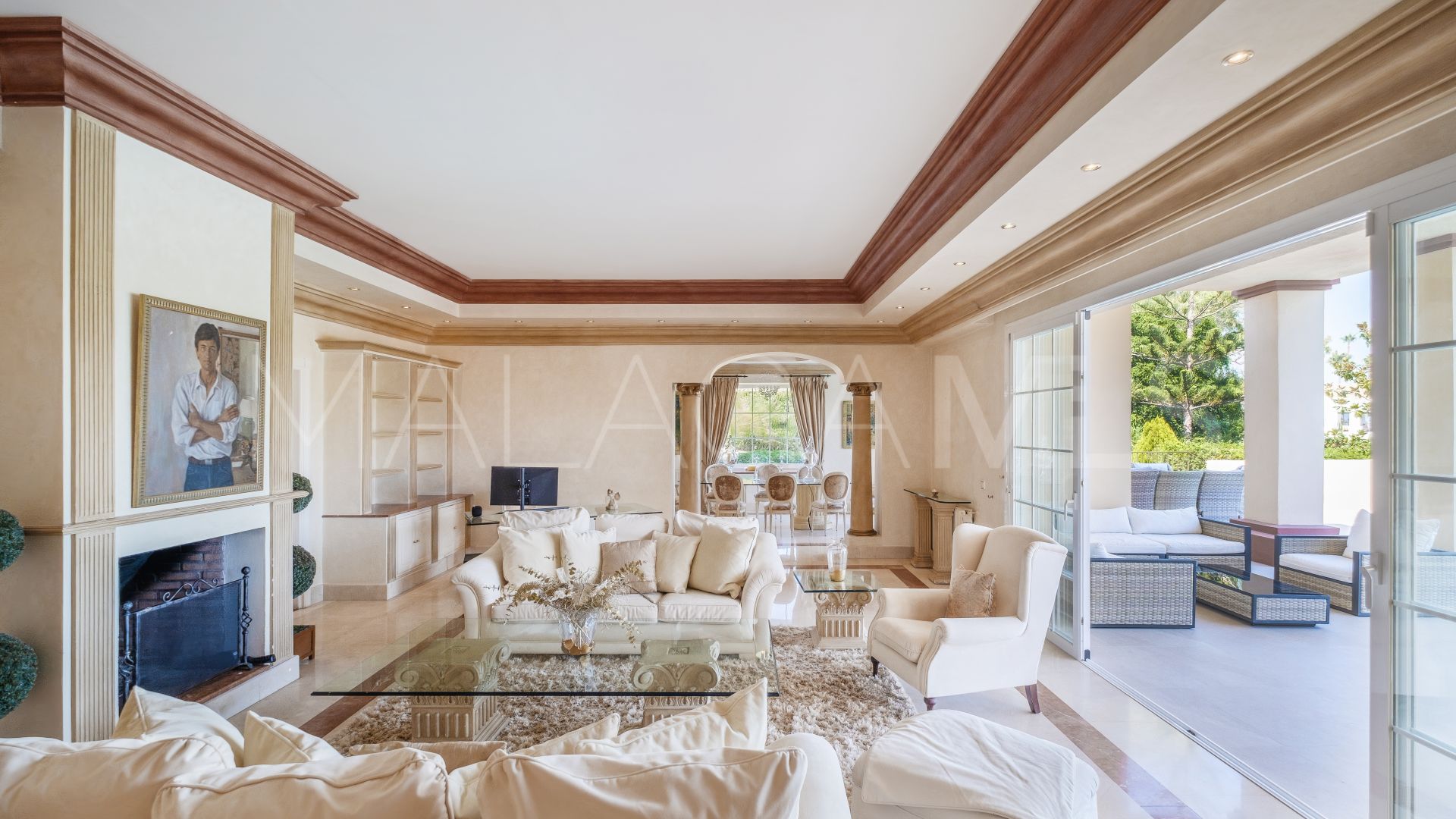 Villa for sale in Altos del Paraiso