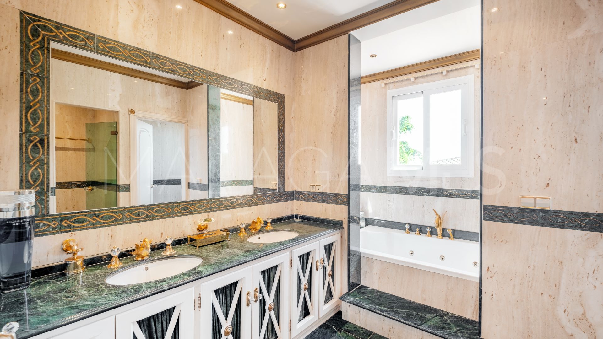 Villa for sale in Altos del Paraiso