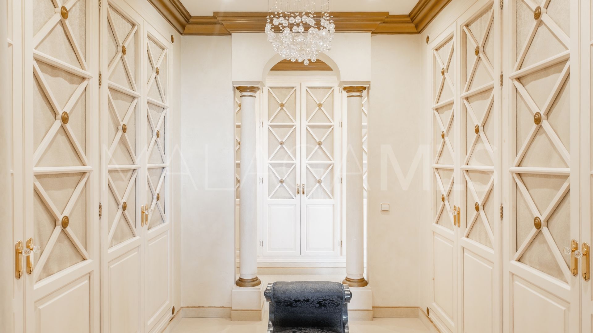 Villa for sale in Altos del Paraiso