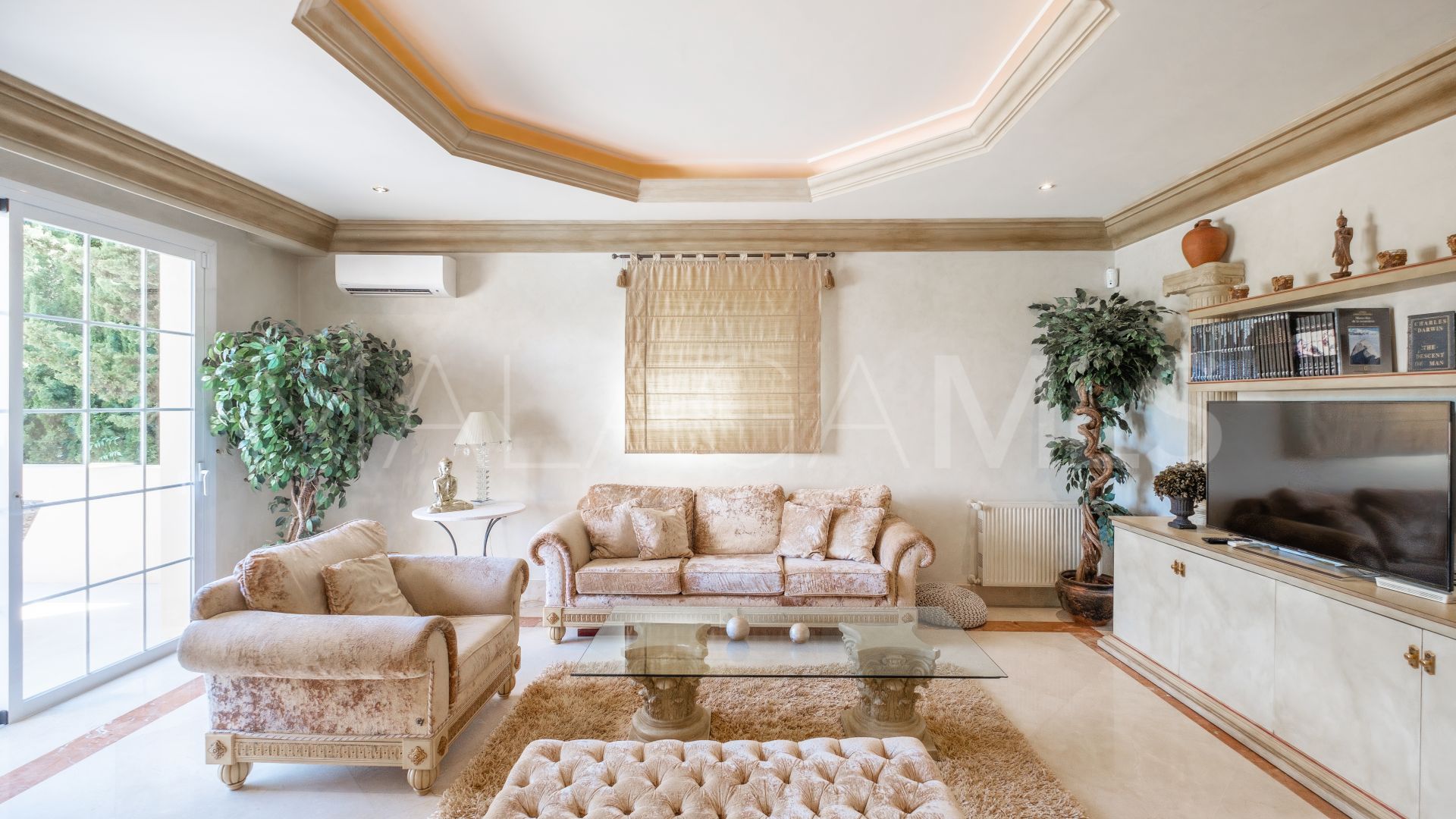 Villa for sale in Altos del Paraiso