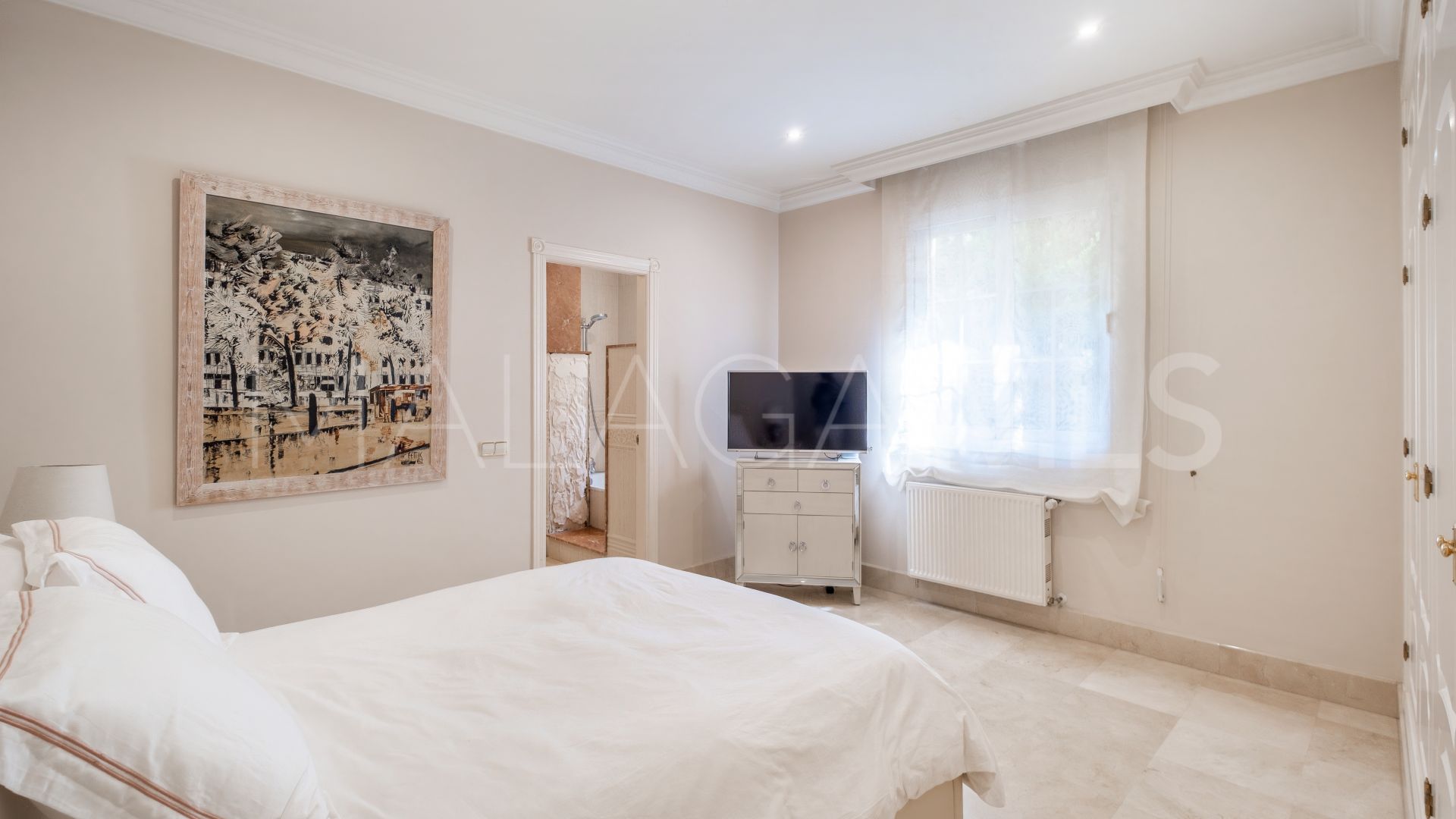 Villa for sale in Altos del Paraiso
