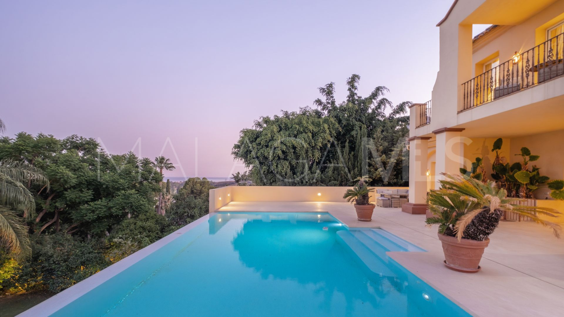 Villa for sale in Altos del Paraiso