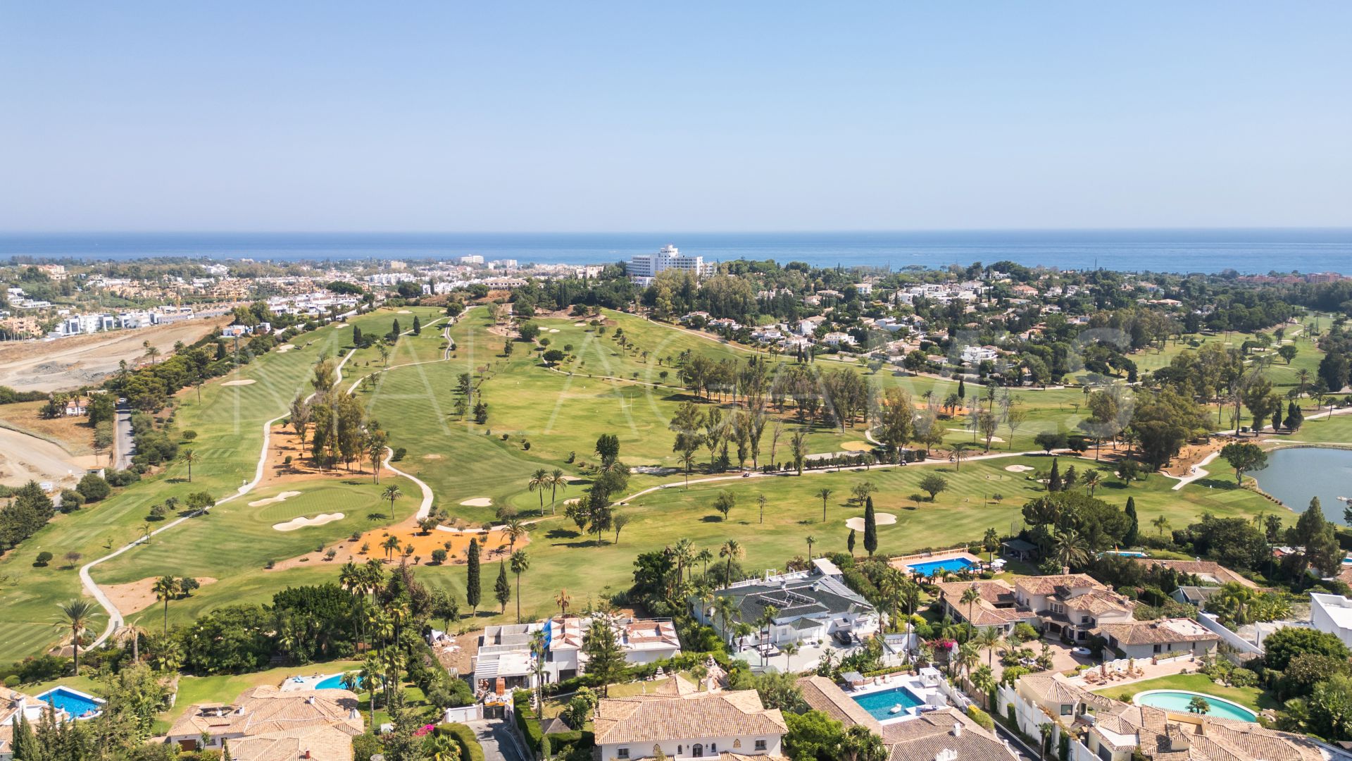 Villa for sale in Altos del Paraiso