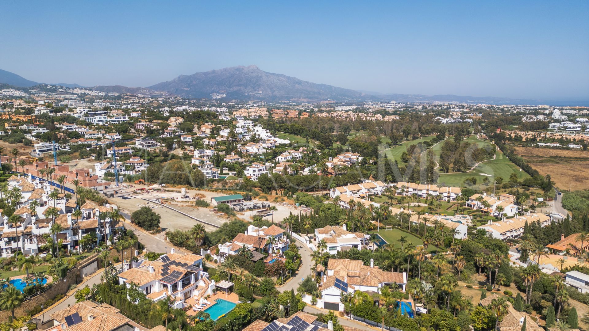 Villa for sale in Altos del Paraiso