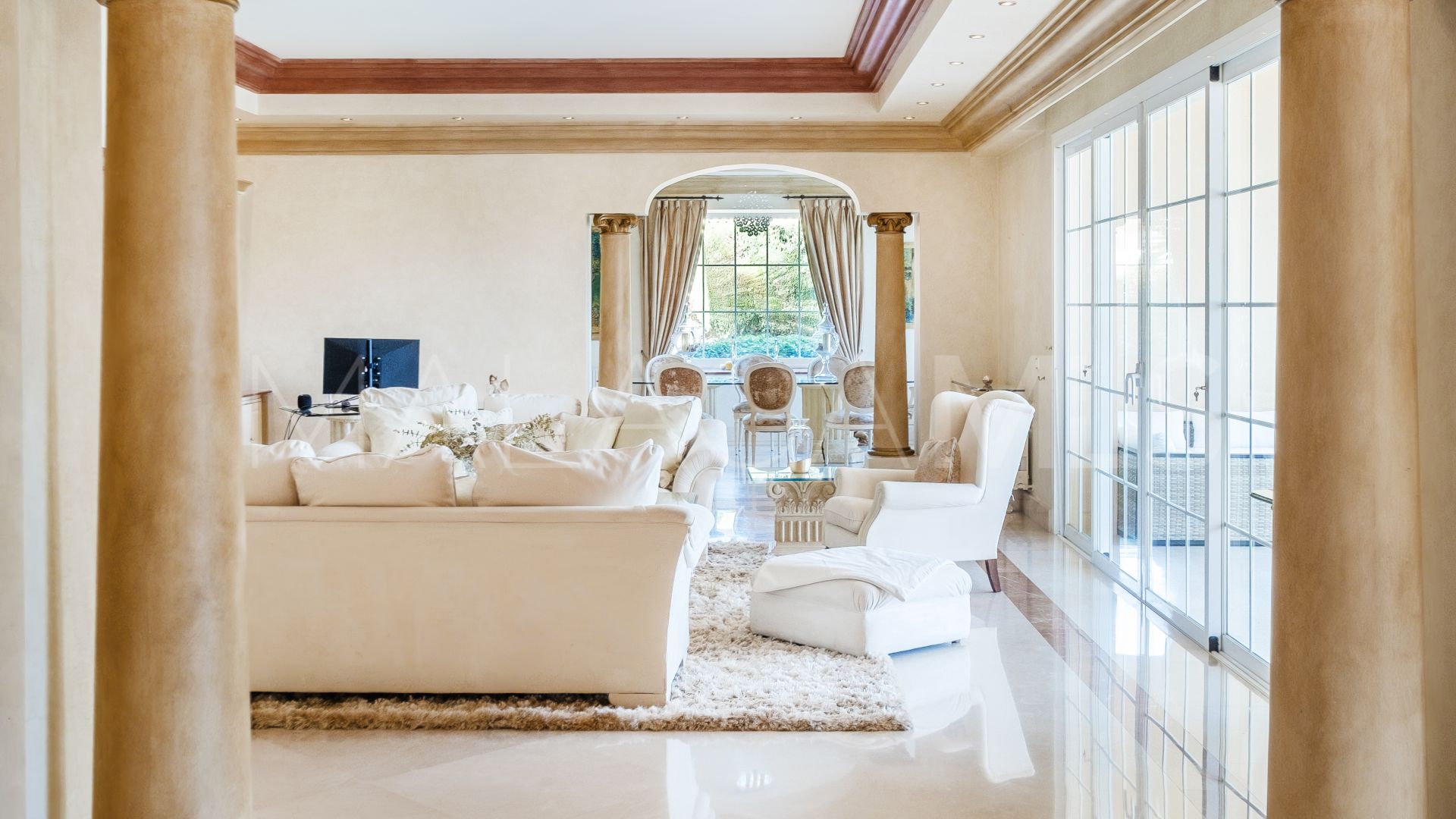 Villa for sale in Altos del Paraiso