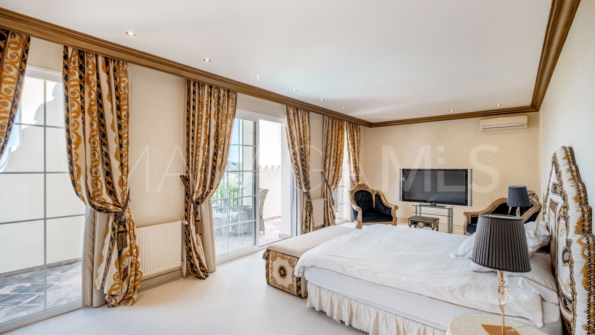 Villa for sale in Altos del Paraiso