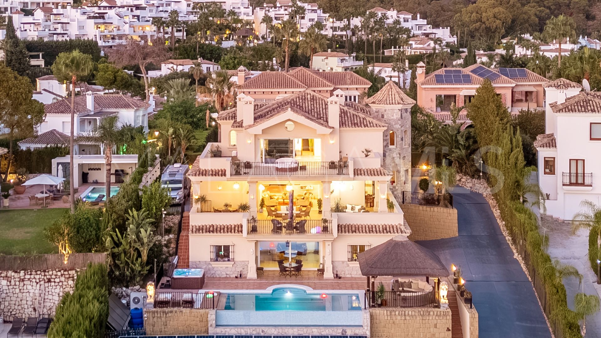 Villa a la venta in Nueva Andalucia de 4 bedrooms
