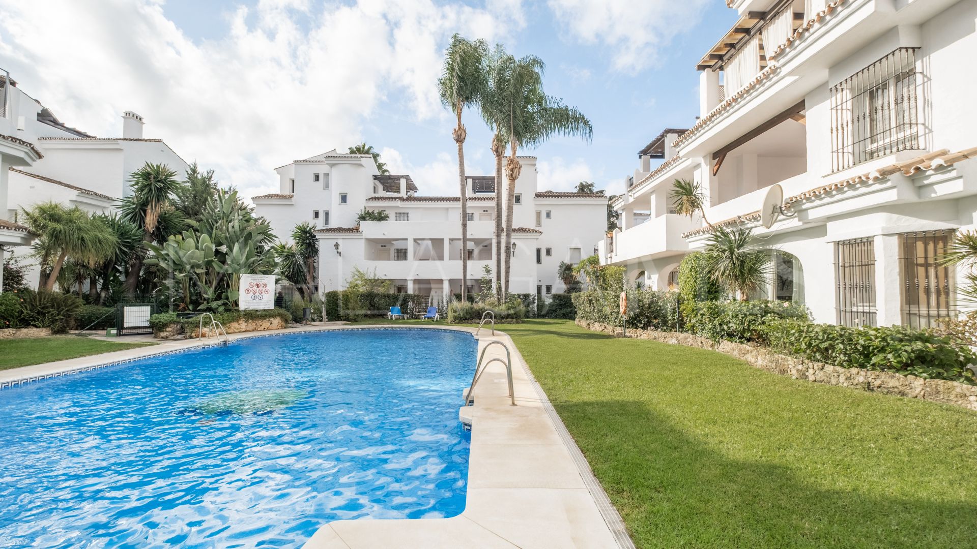 Atico duplex for sale in Los Naranjos de Marbella