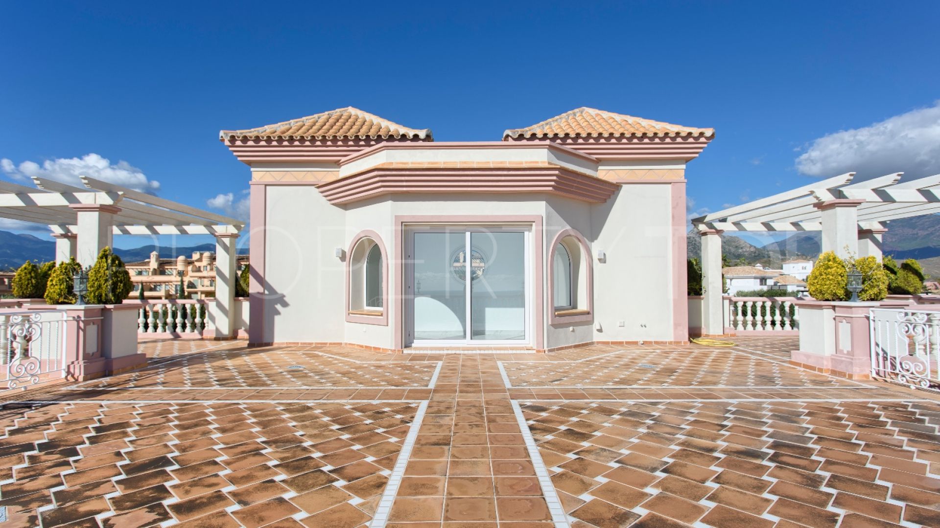 For sale 8 bedrooms villa in Los Flamingos