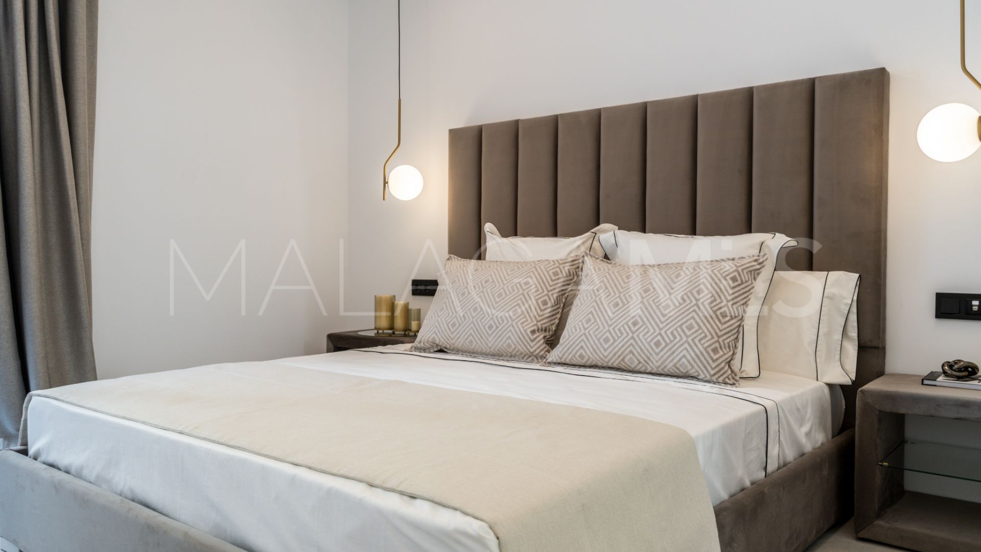 Buy villa with 5 bedrooms in Nueva Andalucia