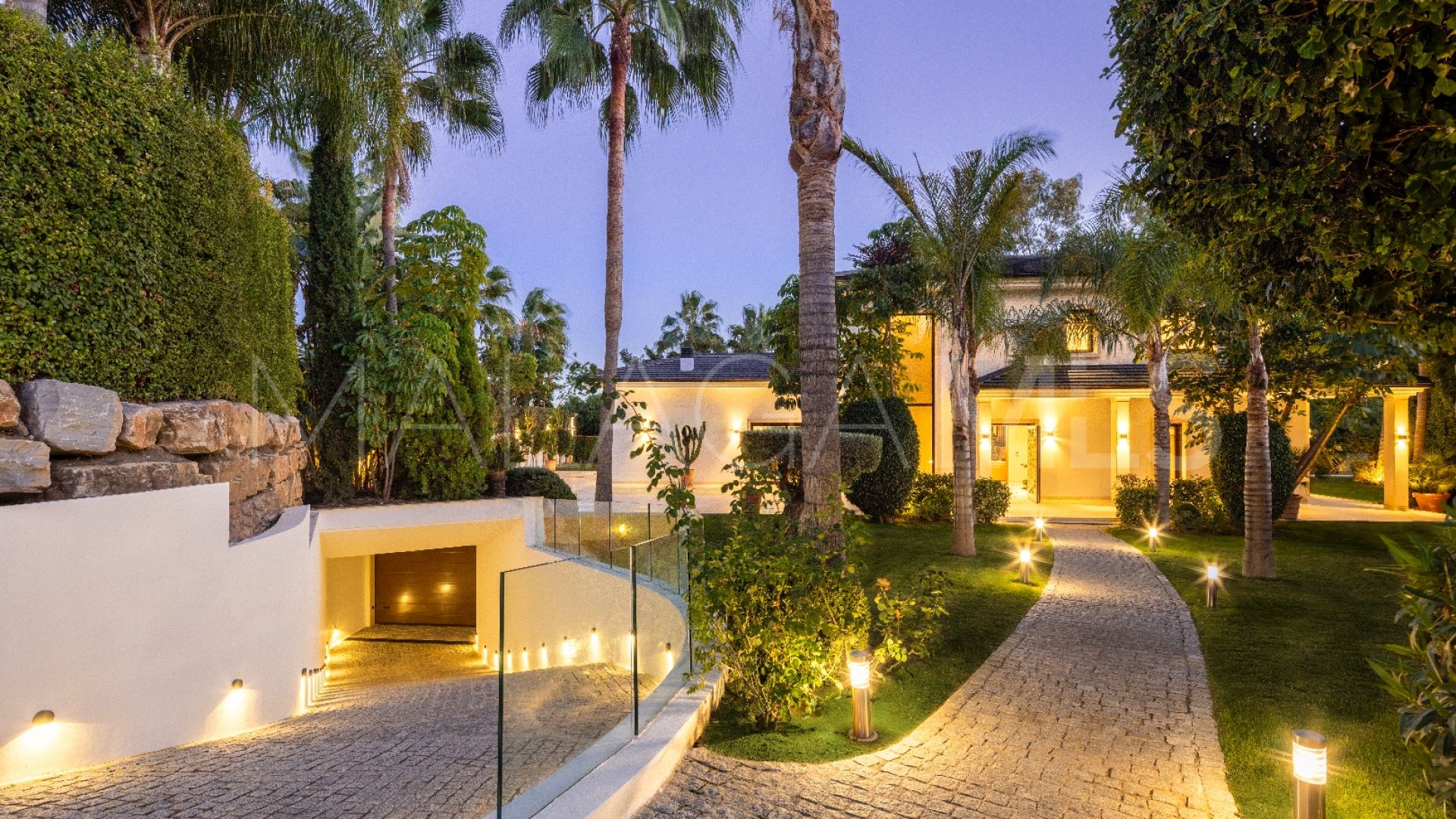 Villa for sale in Nueva Andalucia