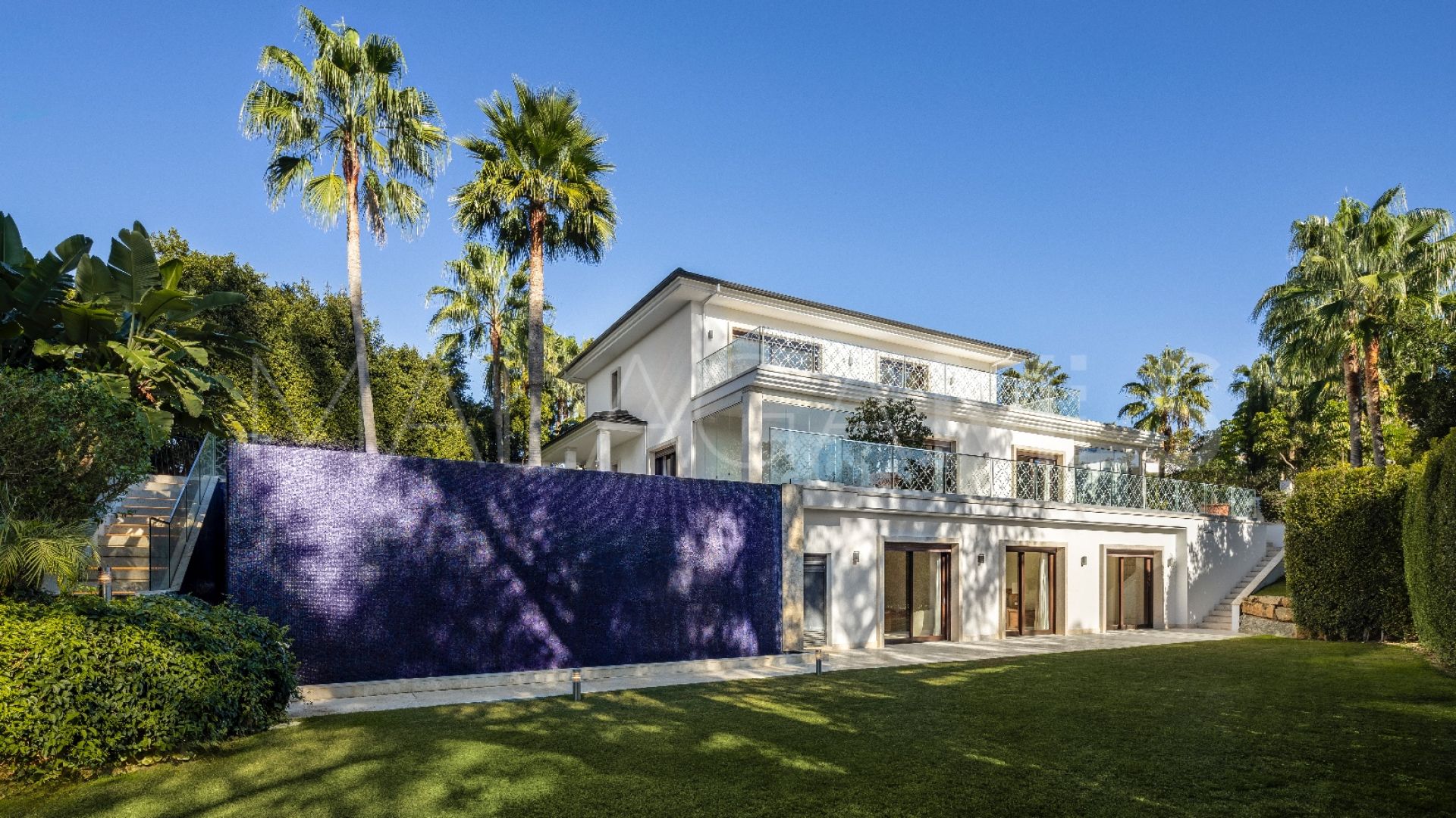 Villa for sale in Nueva Andalucia