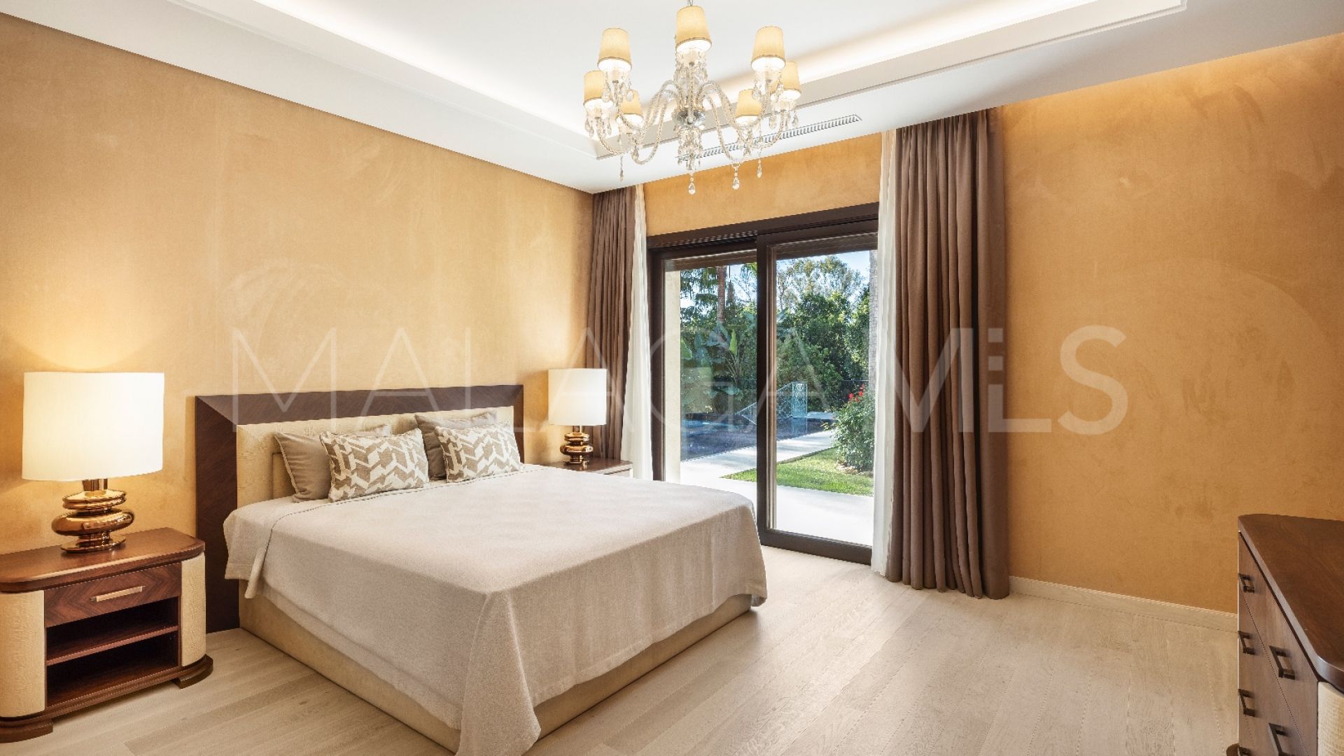 Villa for sale in Nueva Andalucia
