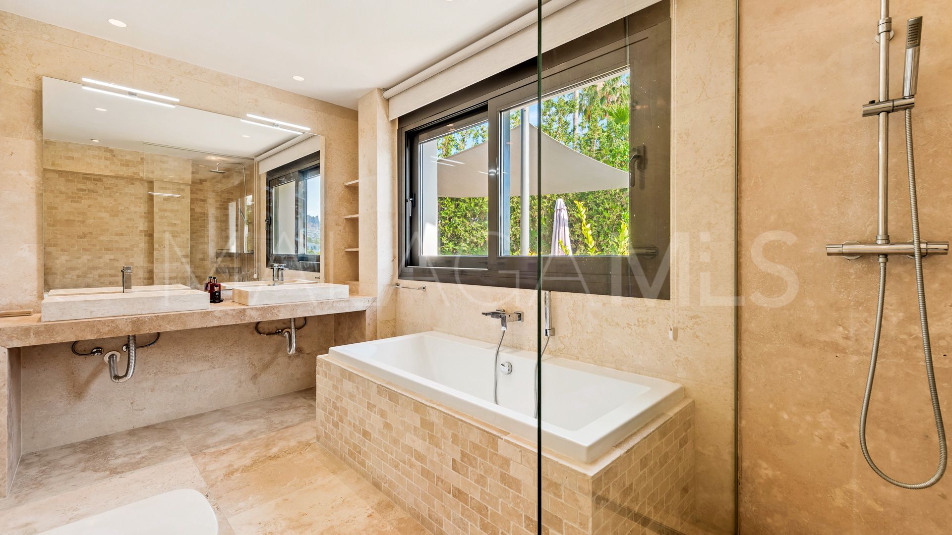 Villa with 5 bedrooms for sale in Nueva Andalucia