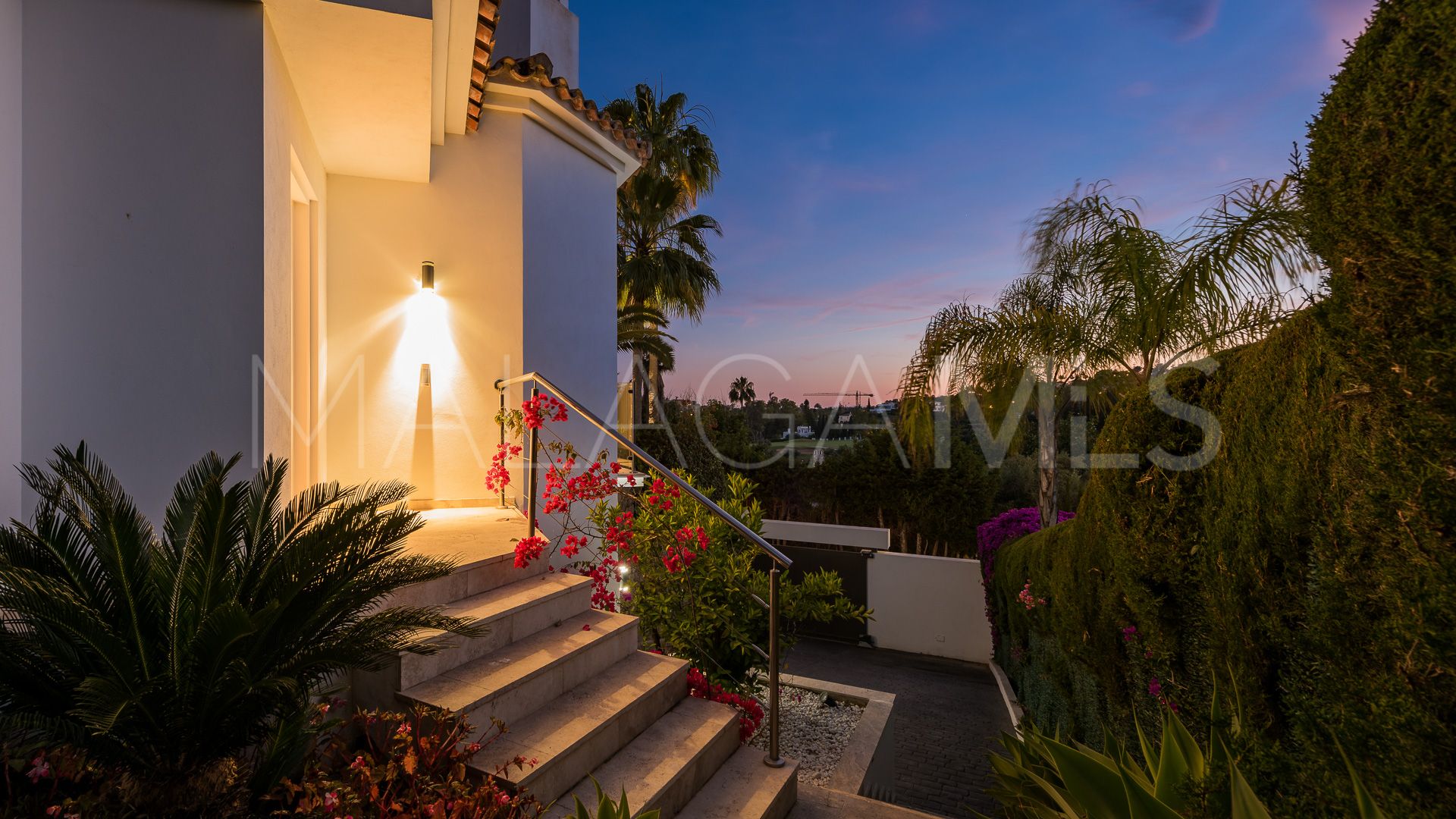 Villa with 5 bedrooms for sale in Nueva Andalucia
